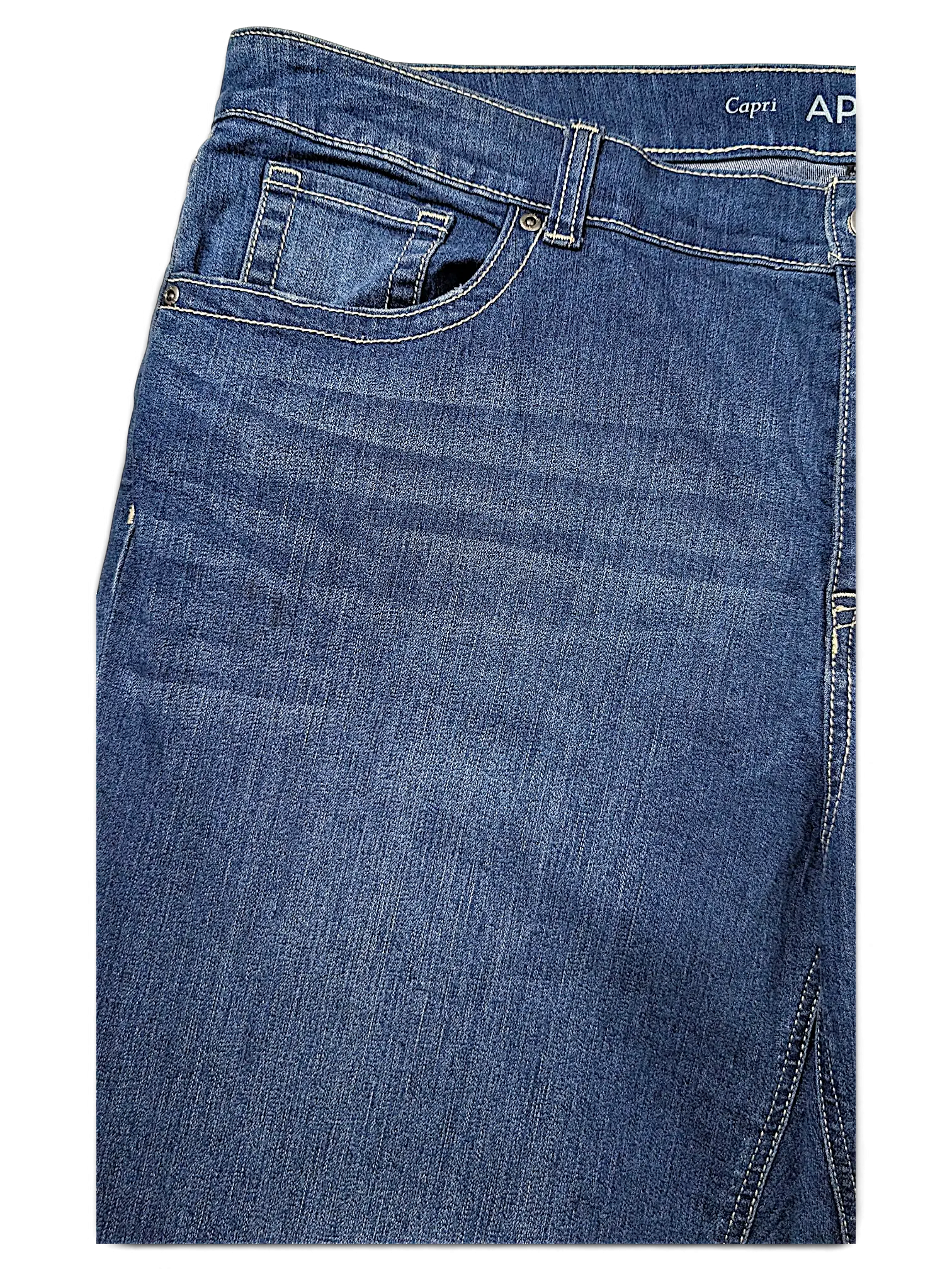 JAKE & IPI APT. 9 plus size 20W blue denim capri jeans with contrast stitching and front pocket detail.