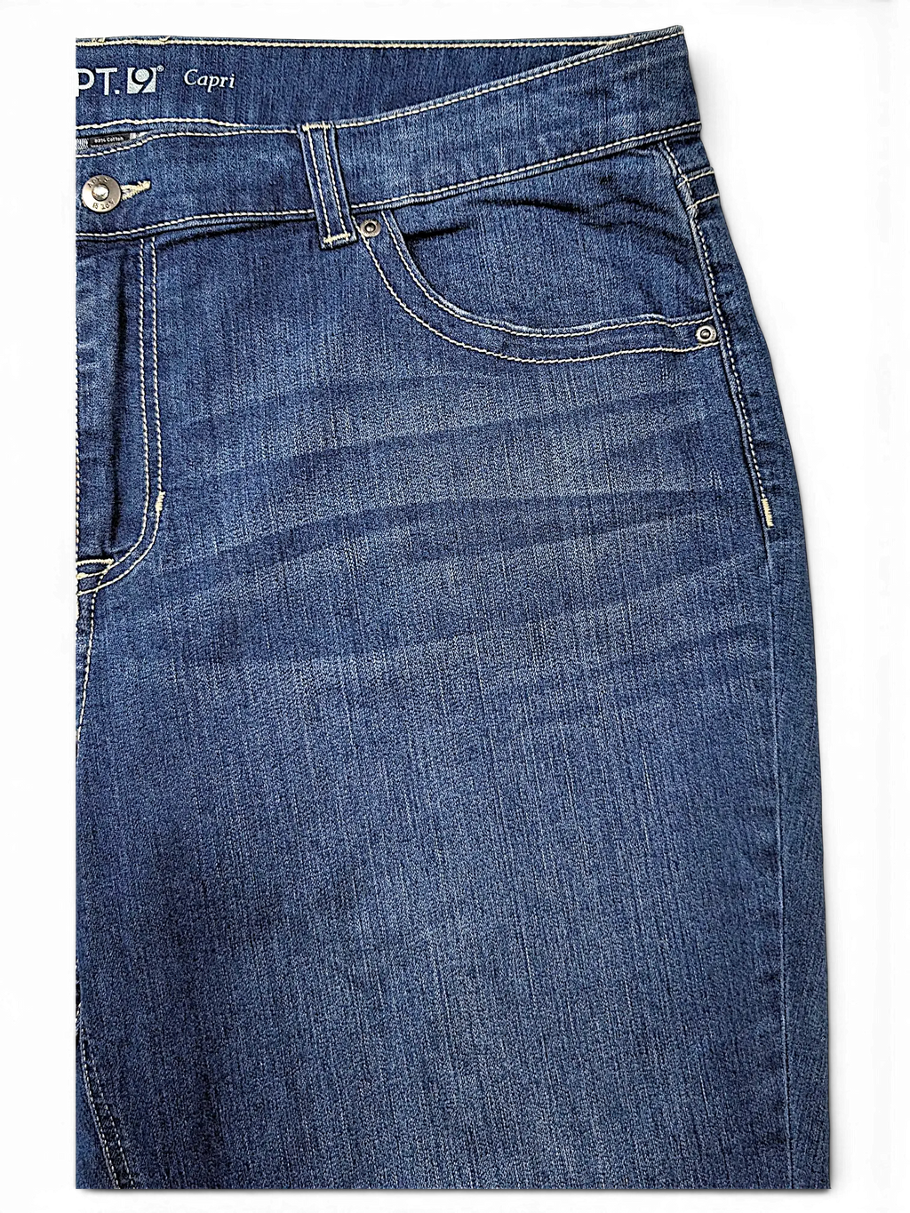 JAKE & IPI APT. 9 plus size 20W dark wash denim capri jeans with contrast stitching and classic five-pocket styling.