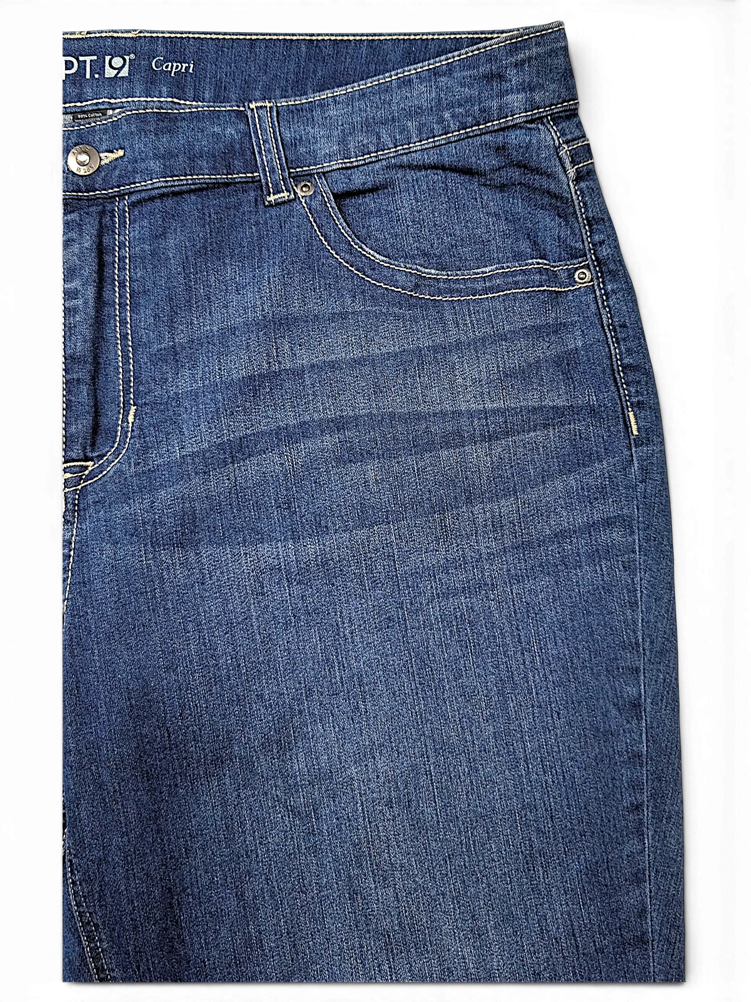 JAKE & IPI APT. 9 plus size 20W dark wash denim capri jeans with contrast stitching and classic five-pocket styling.