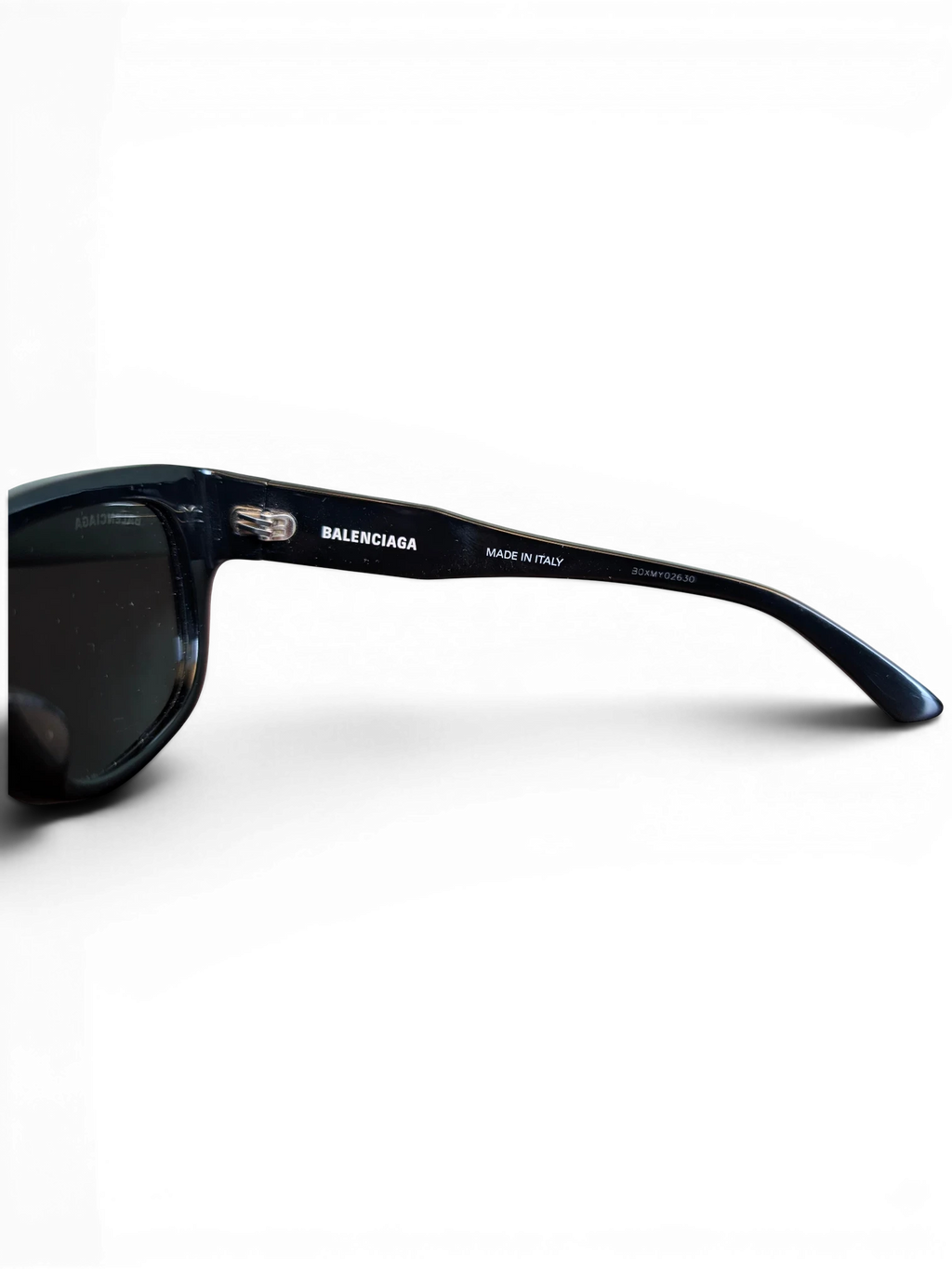 JAKE & IPI Balenciaga 0211S 001 black sunglasses temple detail with logo and Made in Italy text