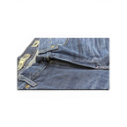Lähikuva JAKE & IPI BKE Denim Carter 30L -farkuista: metallinen vetoketjuhalkio ja merkityt niitit.