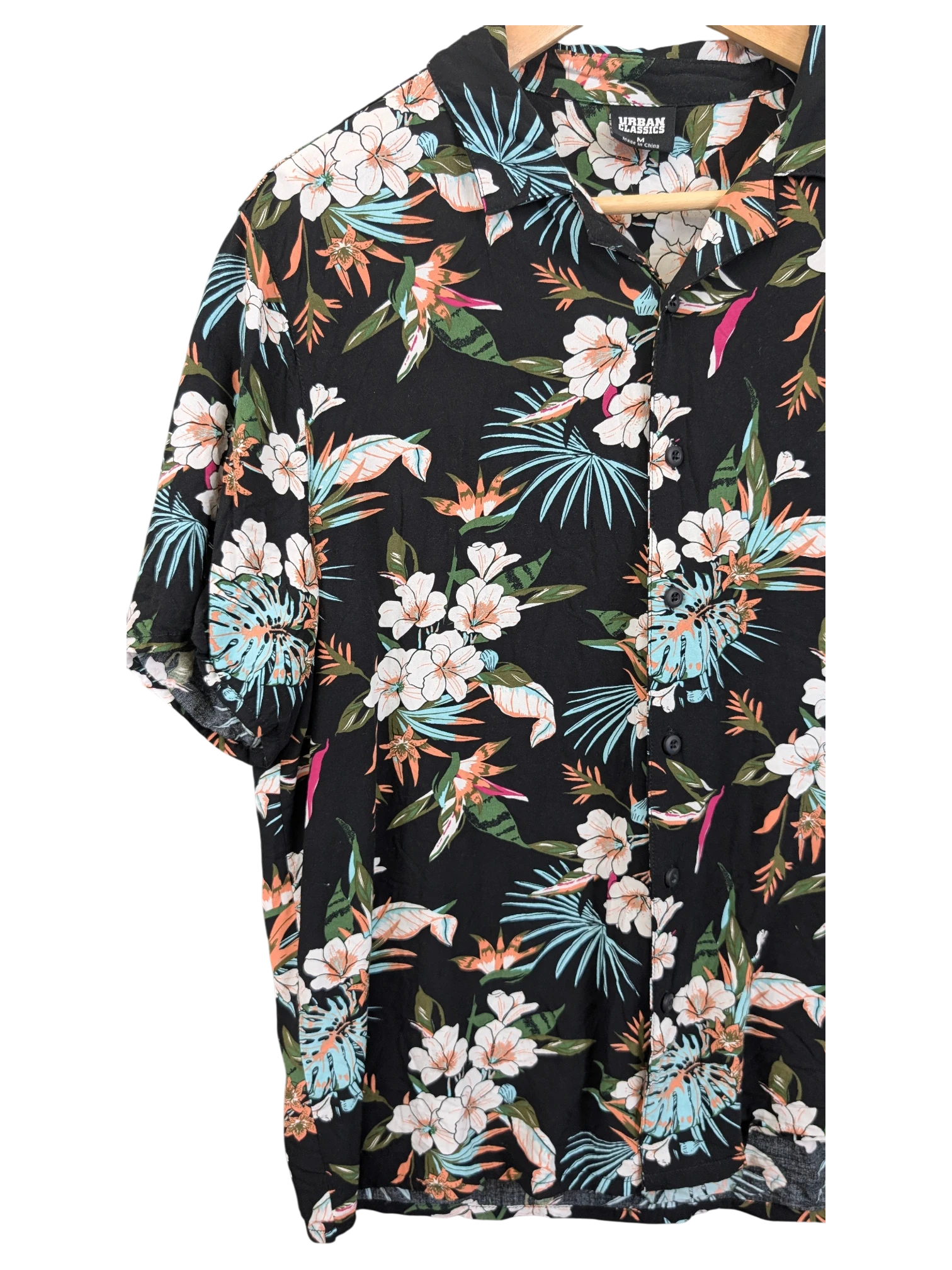 JAKE & IPI Urban Classics black Hawaiian shirt with a vibrant tropical floral print and short sleeves.