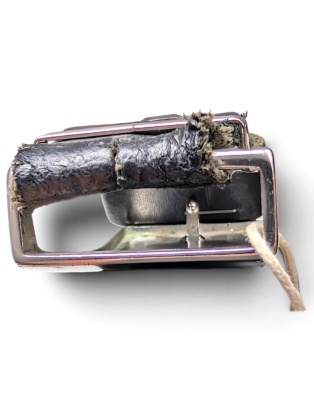 JAKE & IPI Jeans Fritz black leather belt buckle close-up with silver hardware