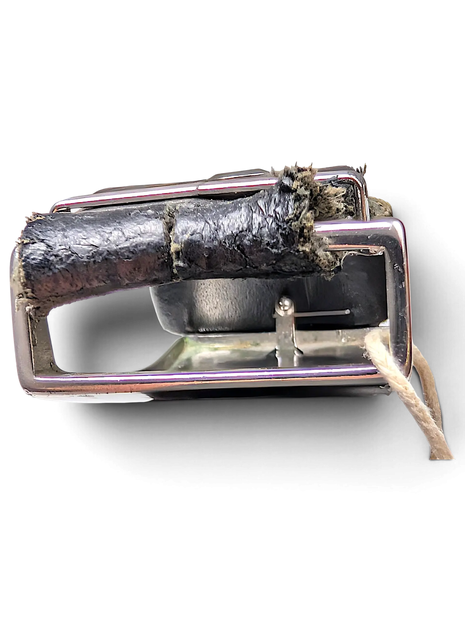 JAKE & IPI Jeans Fritz black leather belt buckle close-up with silver hardware