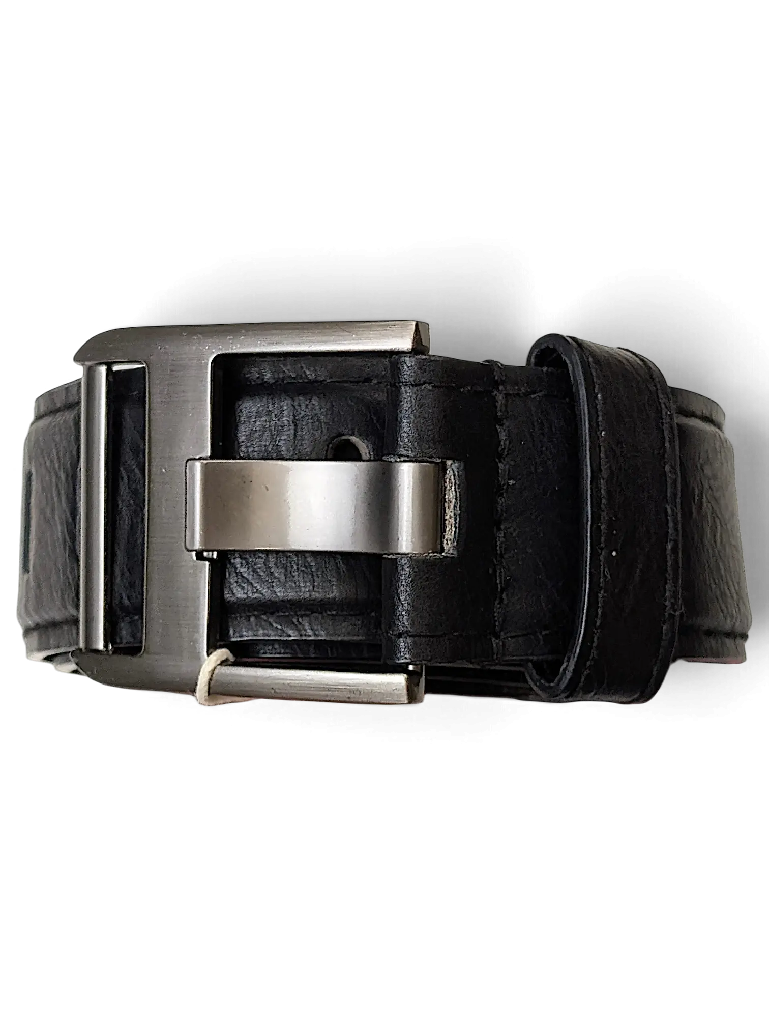JAKE & IPI black leather belt featuring a modern gunmetal rectangular buckle and textured strap