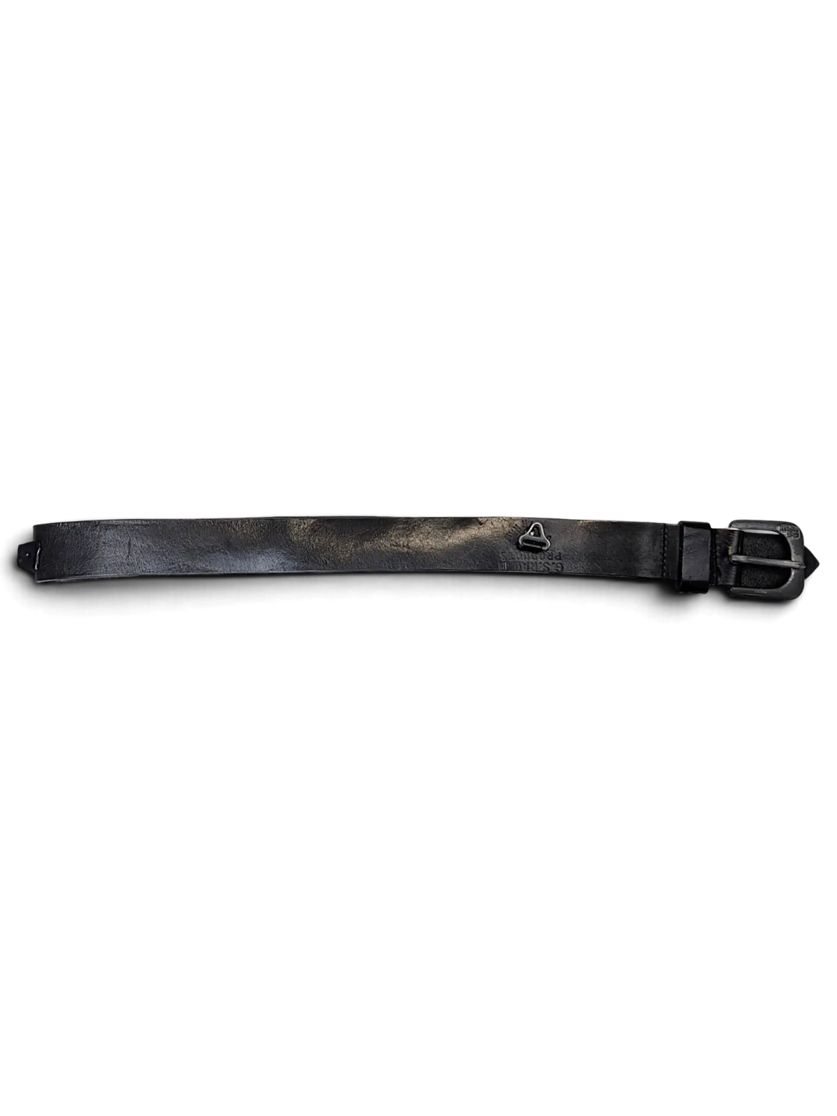 JAKE & IPI G.S. Raw black leather belt with a metal buckle and branded detail on a white background.