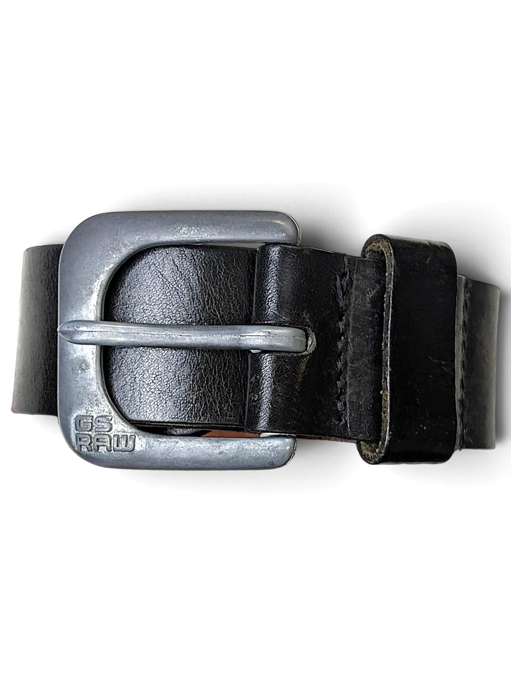 JAKE & IPI G.S. Raw black leather belt with a distressed grey metal buckle held in a hand