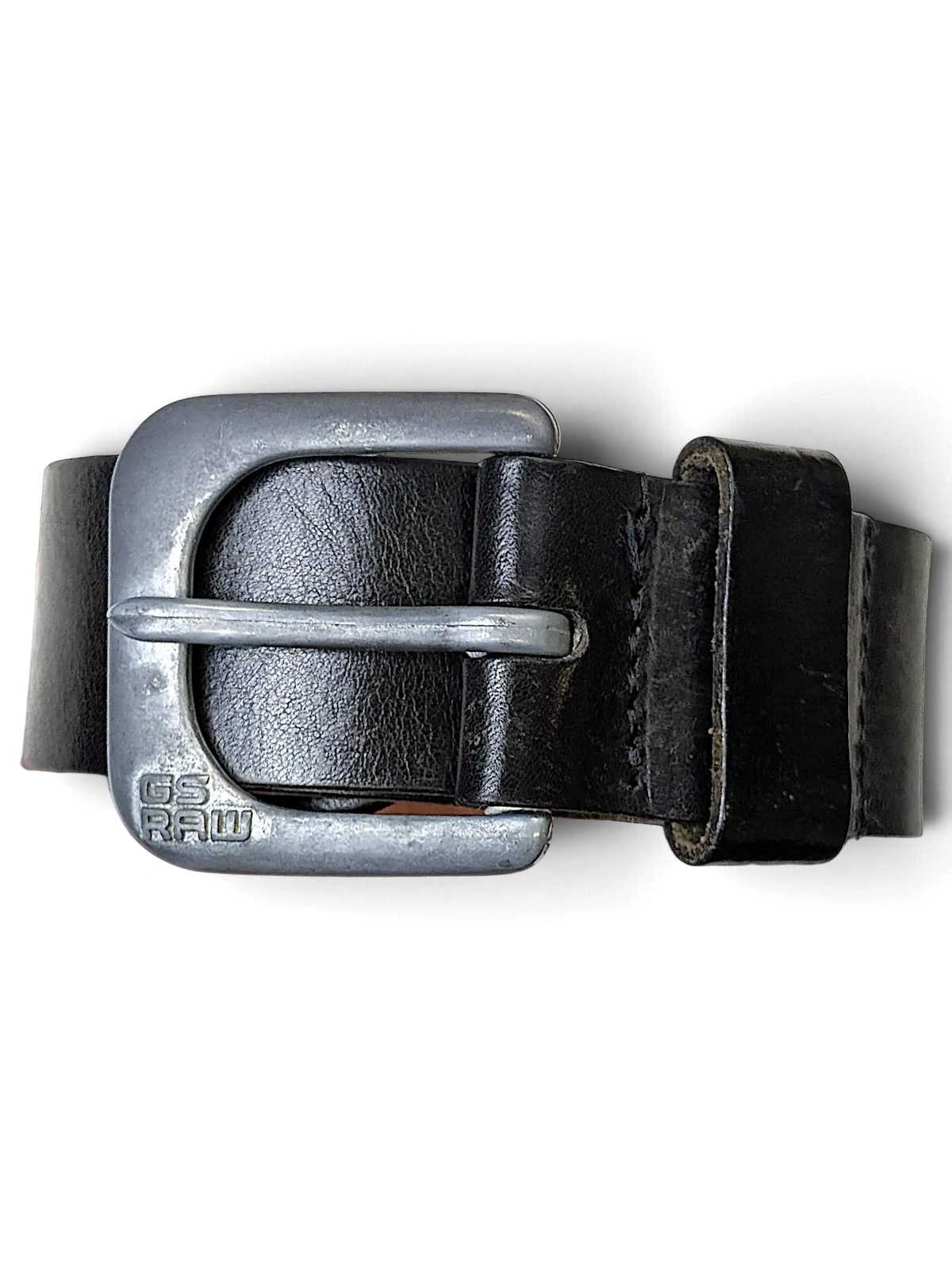 JAKE & IPI G.S. Raw black leather belt with a distressed grey metal buckle held in a hand