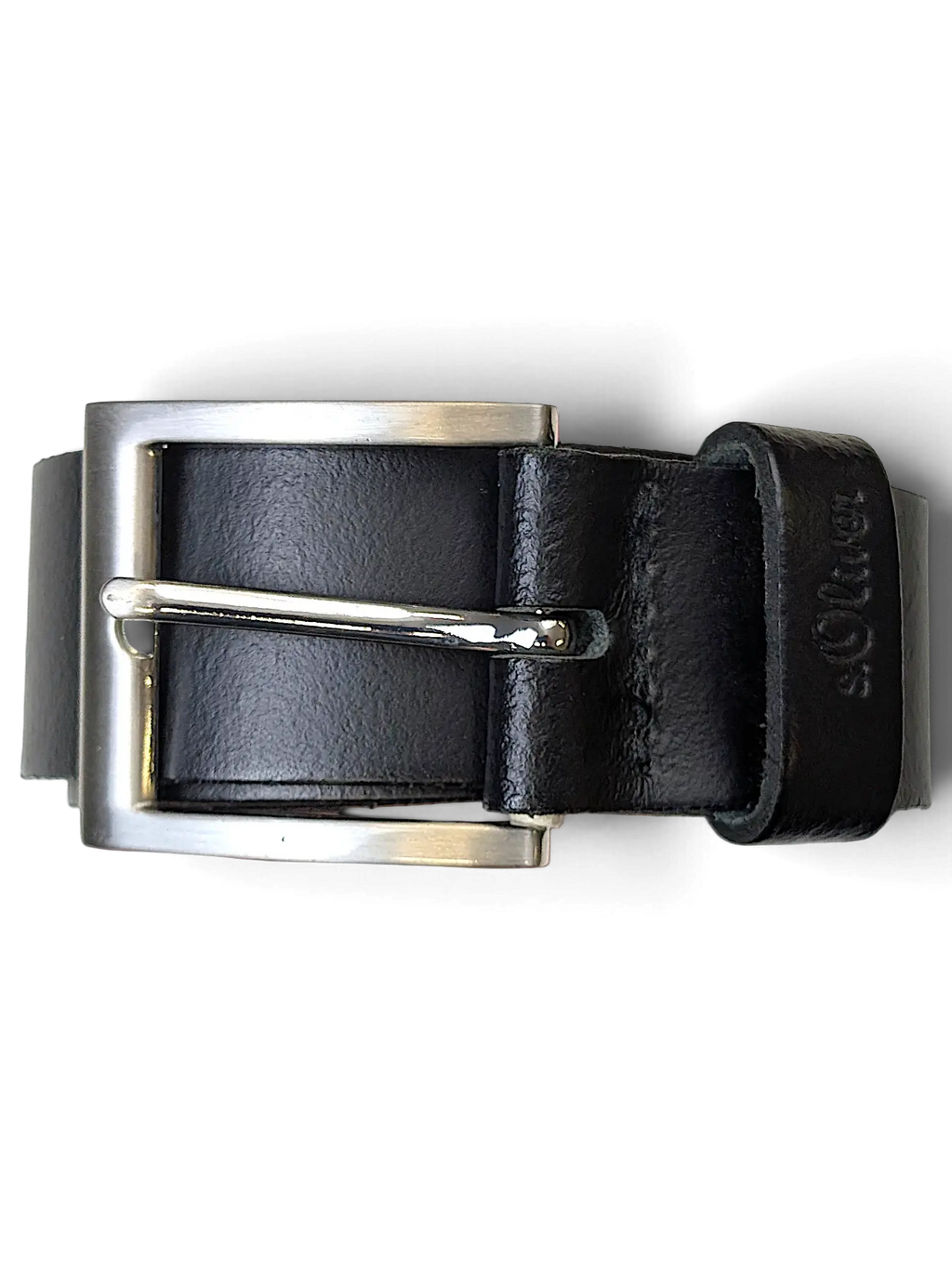 JAKE & IPI S. Oliver black leather belt featuring a brushed silver metal buckle and embossed logo detail