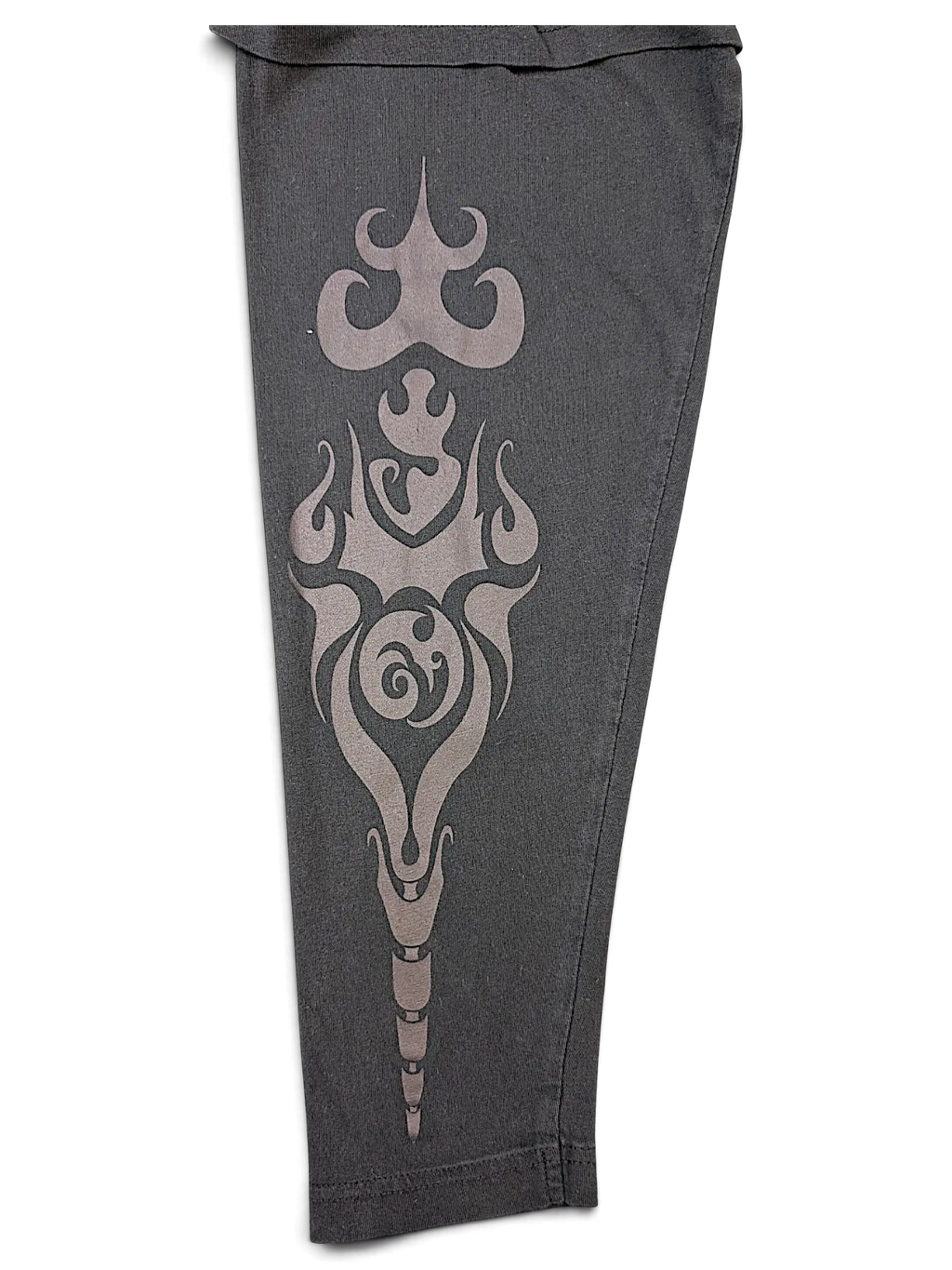 JAKE & IPI IBE Mori Velle long-sleeve shirt sleeve in black featuring a grey tribal-inspired graphic print