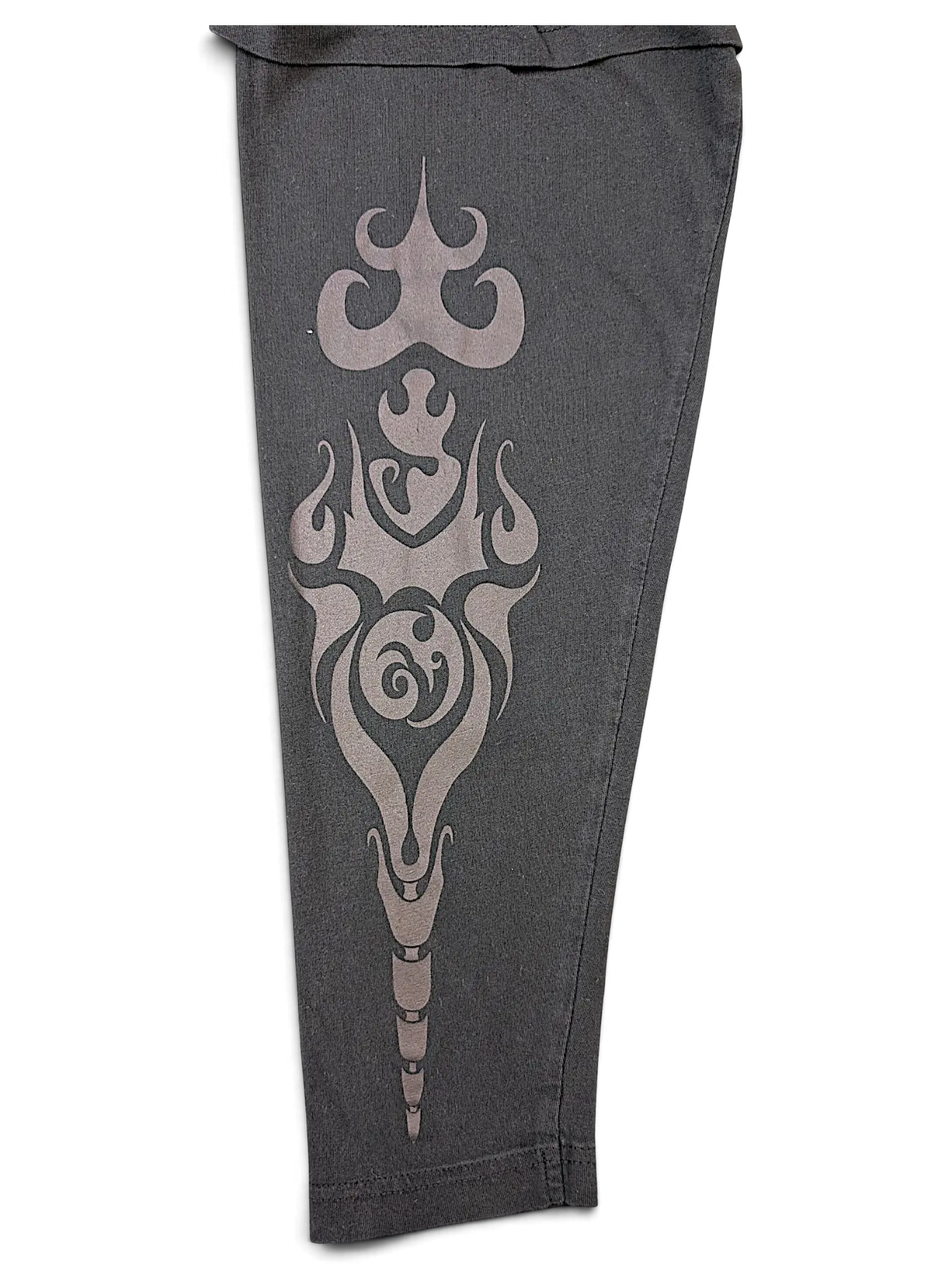 JAKE & IPI IBE Mori Velle long-sleeve shirt sleeve in black featuring a grey tribal-inspired graphic print