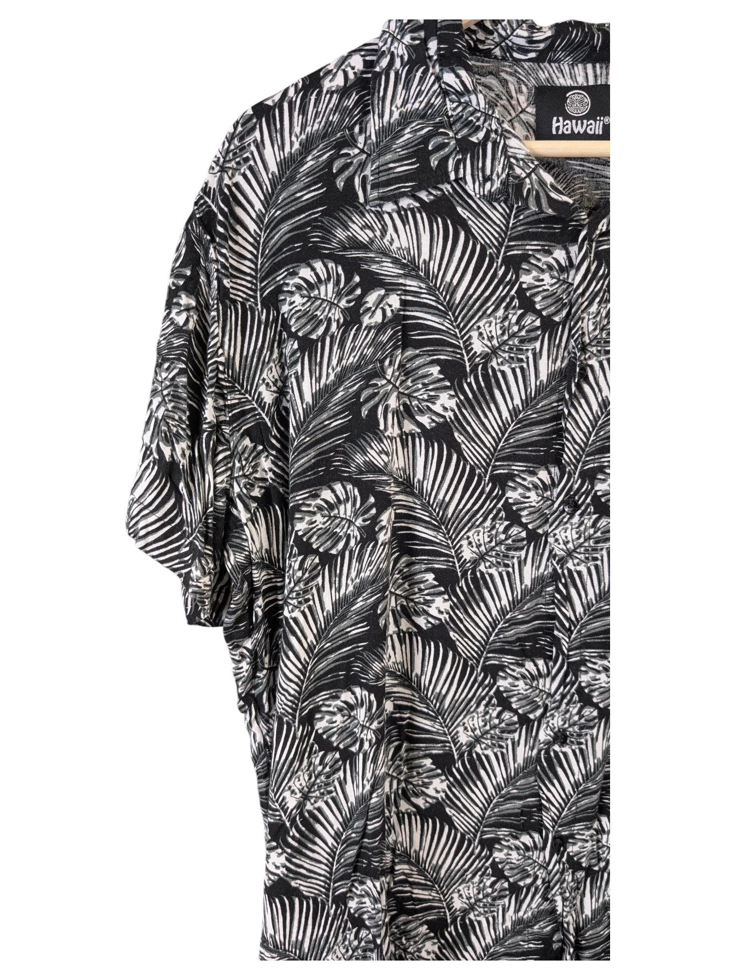 JAKE & IPI black and white Hawaiian shirt featuring a tropical palm leaf print and a classic collar.