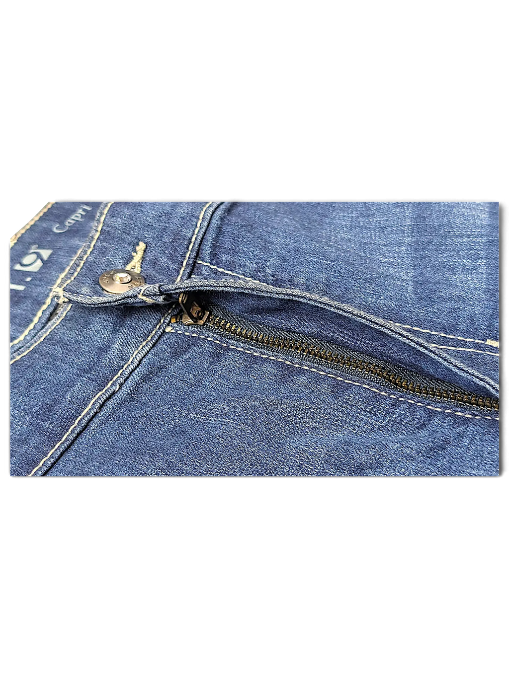 JAKE & IPI APT. 9 blue denim capri jeans featuring a metal button closure and zip fly with contrast stitching.