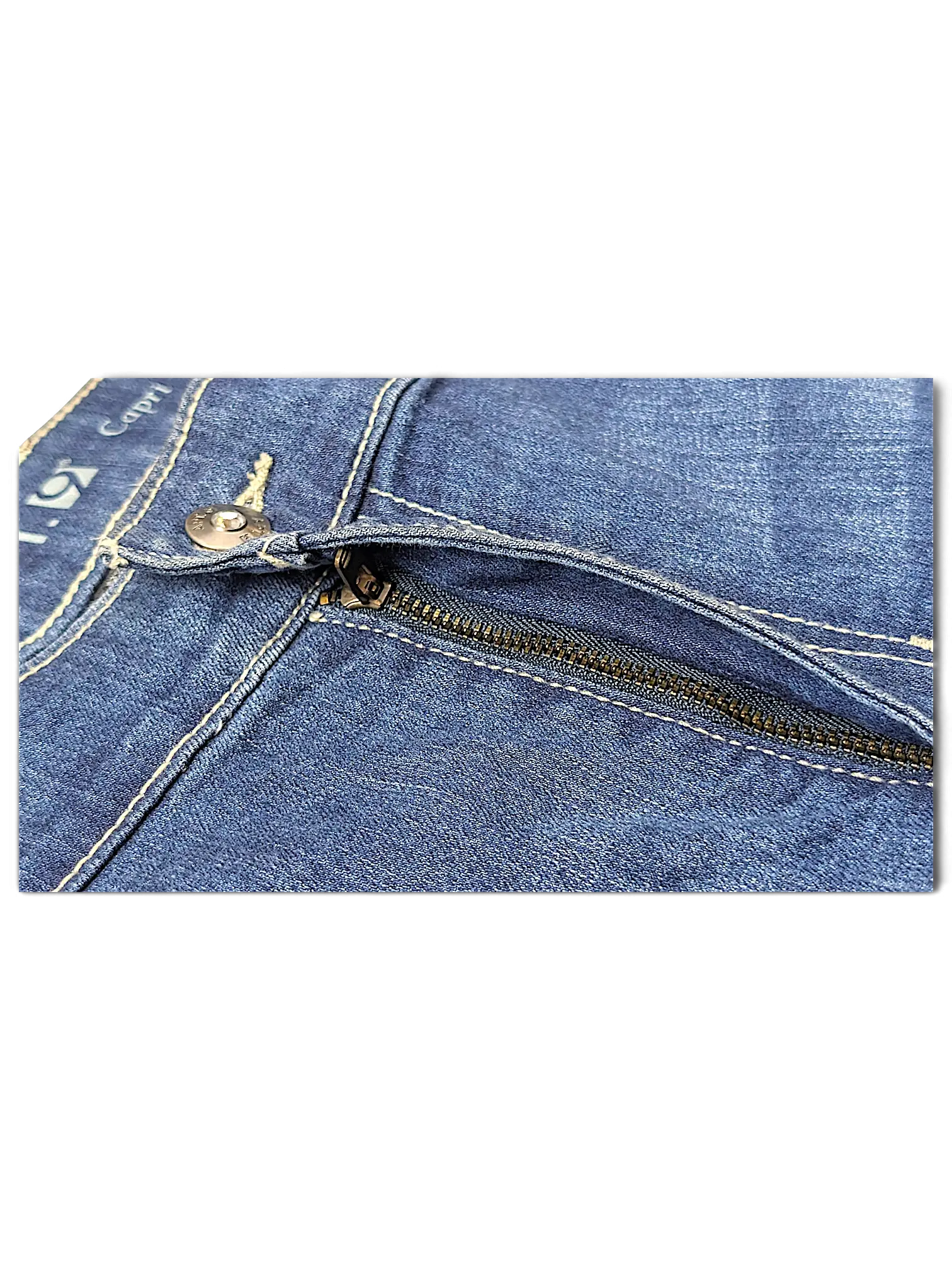 JAKE & IPI APT. 9 blue denim capri jeans featuring a metal button closure and zip fly with contrast stitching.