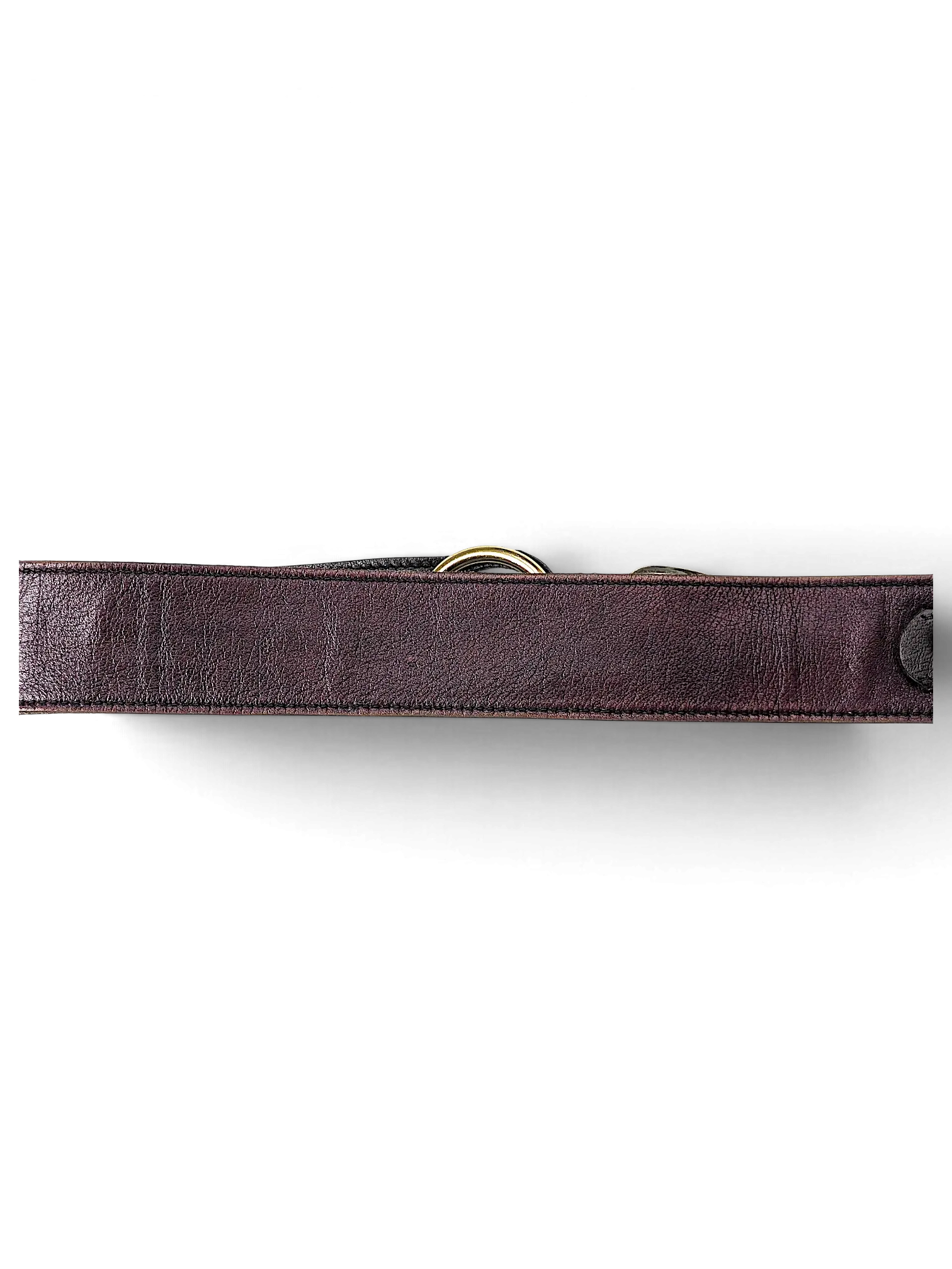 JAKE & IPI Y2K style brown leather belt featuring a subtle faded red tint and a gold-tone metal ring buckle.