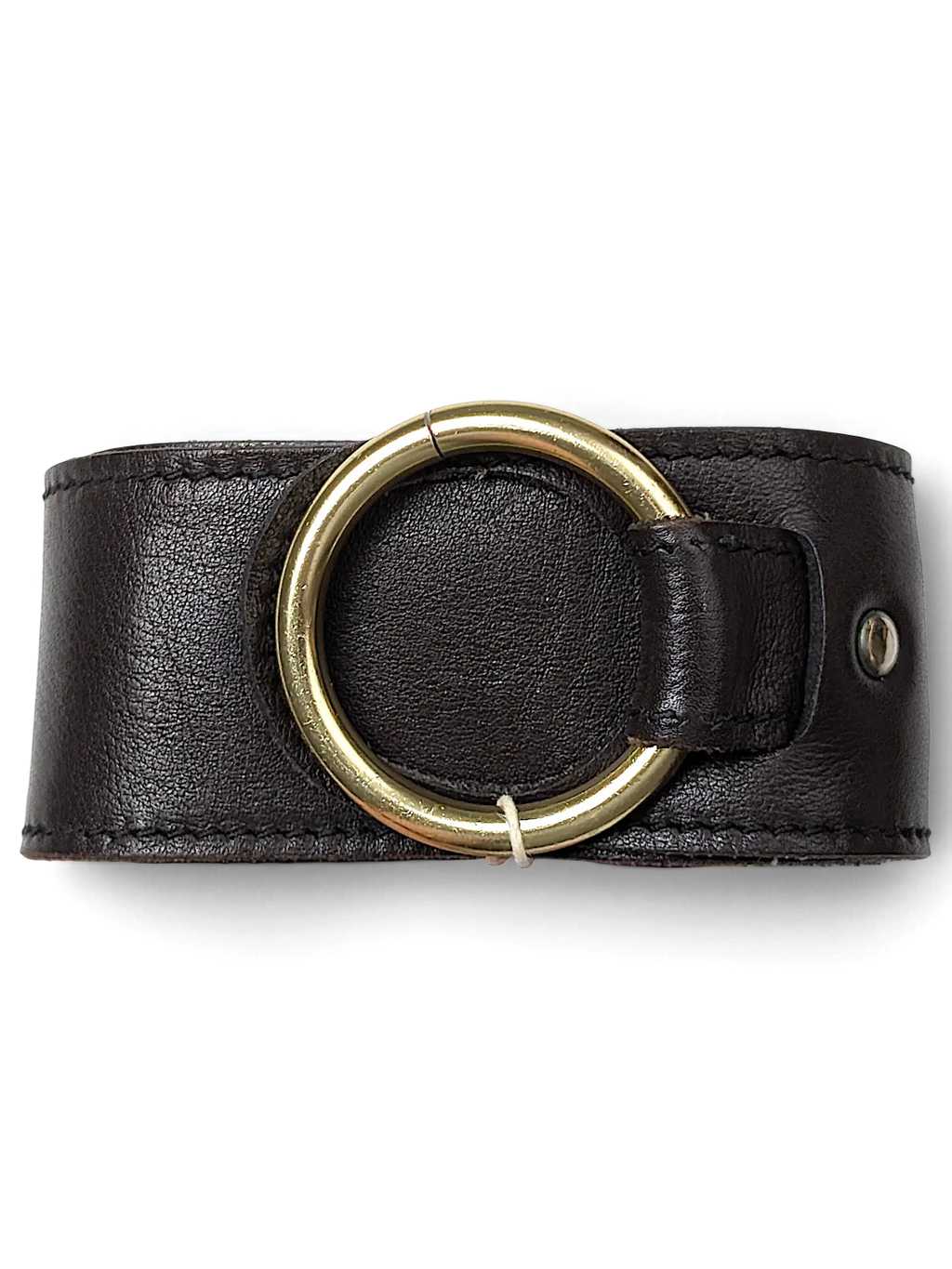 JAKE & IPI brown leather Y2K belt featuring a large circular gold-tone metal ring buckle held by a hand.