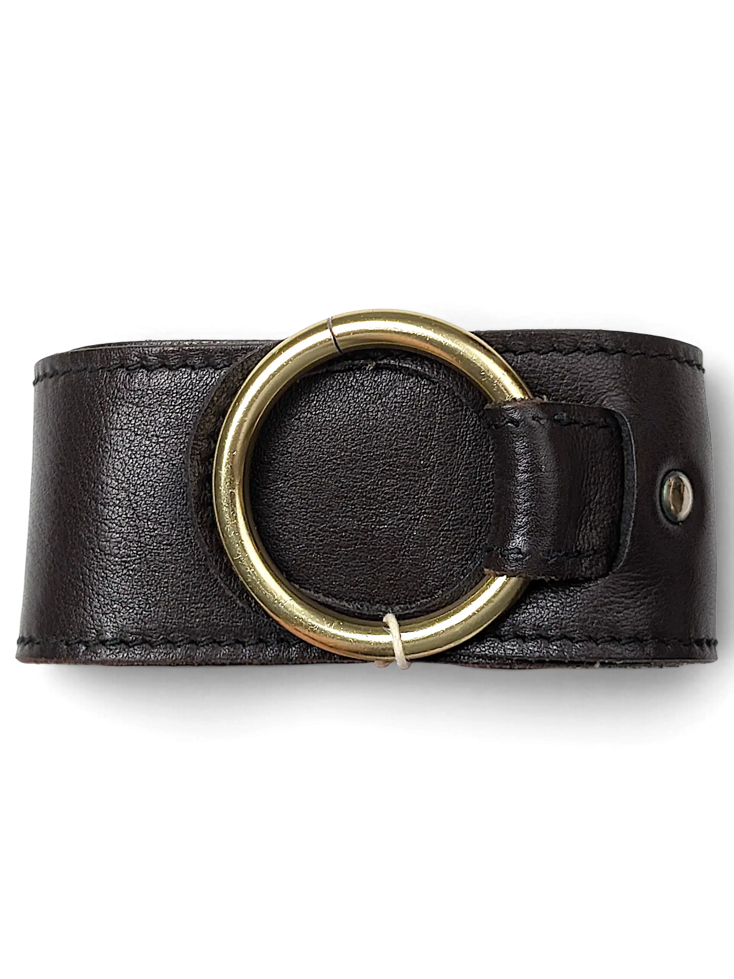 JAKE & IPI brown leather Y2K belt featuring a large circular gold-tone metal ring buckle held by a hand.