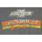 Harmaa puuvillainen Jake & Ipi Chevrolet Racing -t-paita, jossa on kulunut punakeltainen logopainatus.