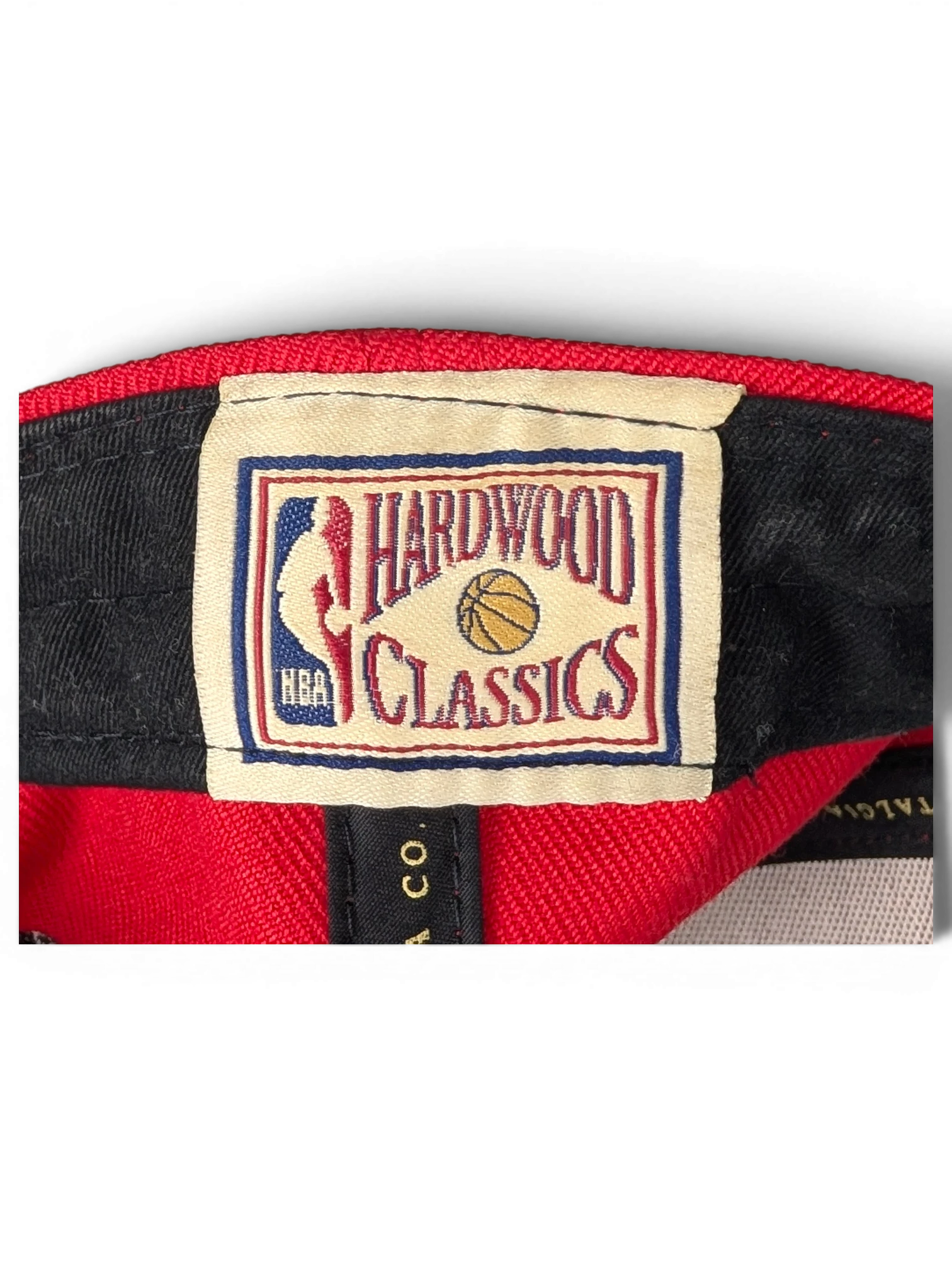 JAKE & IPI Chicago Bulls cap featuring an embroidered NBA Hardwood Classics interior label on red fabric