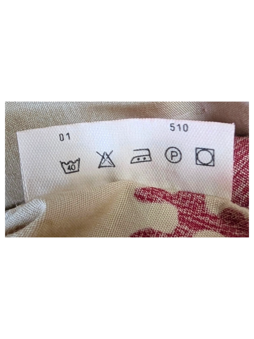 JAKE & IPI Colmar Hawaiian shirt fabric care label with washing instructions on patterned grey textile