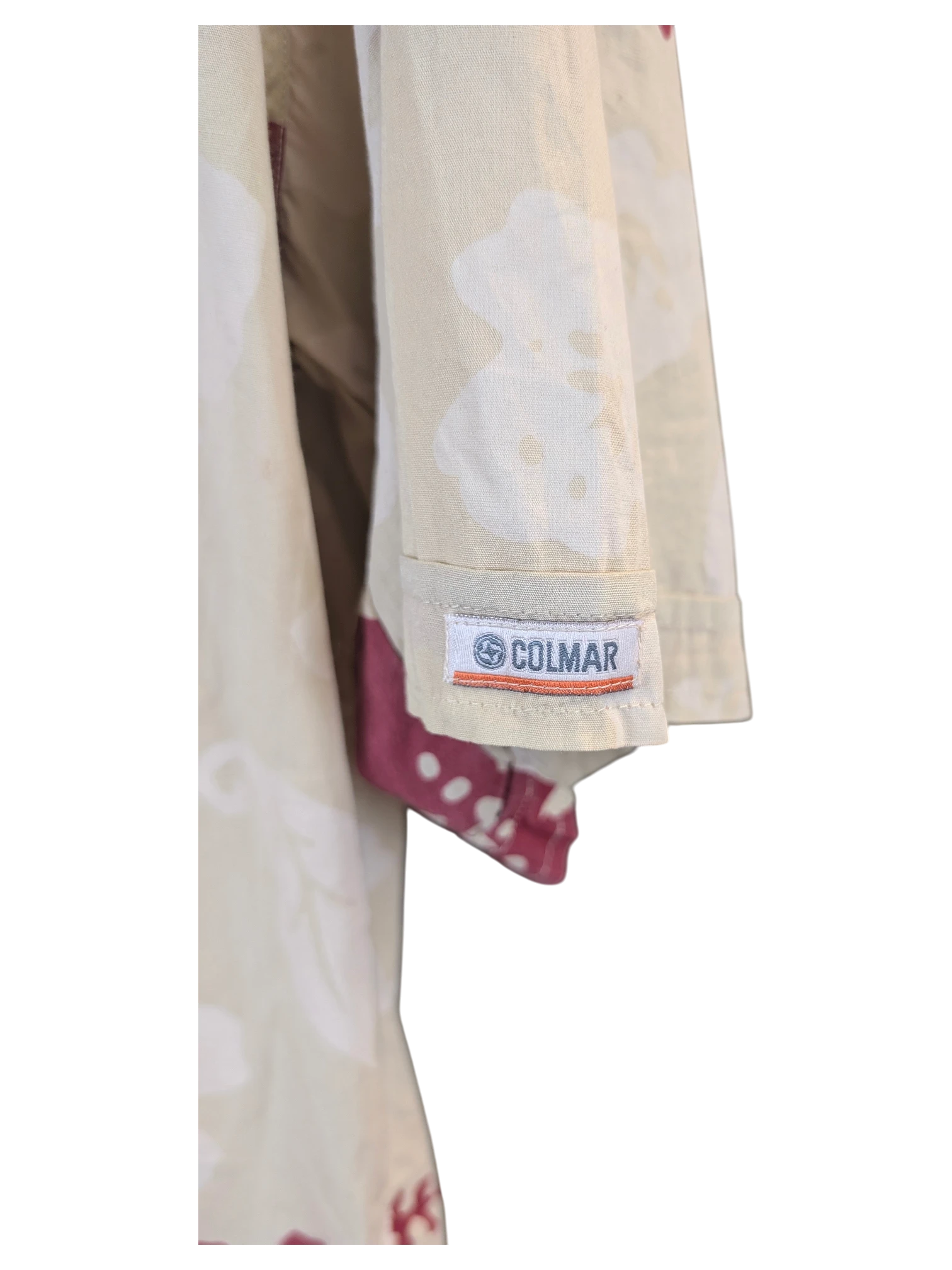 JAKE & IPI Colmar Hawaiian shirt sleeve detail featuring a beige floral pattern and branded fabric label