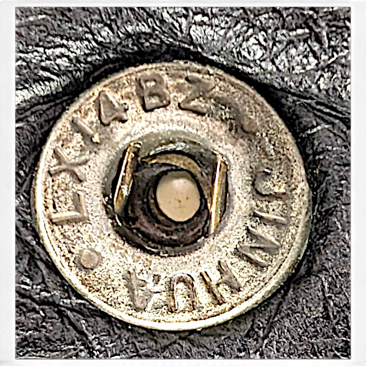 JAKE & IPI D.A.N.Y. New York musta aito nahkatakki, jossa on metallinen nepparikiinnitys ja vintage-tekstuuria.