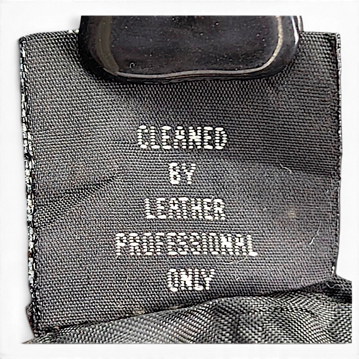 JAKE & IPI D.A.N.Y. New York -nahkatakin musta hoito-ohjelappu, jossa lukee Cleaned by leather professional only.