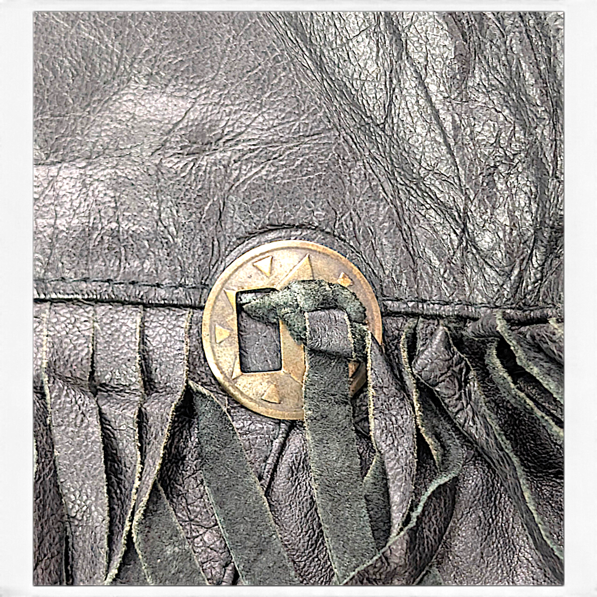 JAKE & IPI D.A.N.Y. New York musta nahkainen western-takki, jossa on hapsut ja vintage-tyylinen metallinen yksityiskohta.