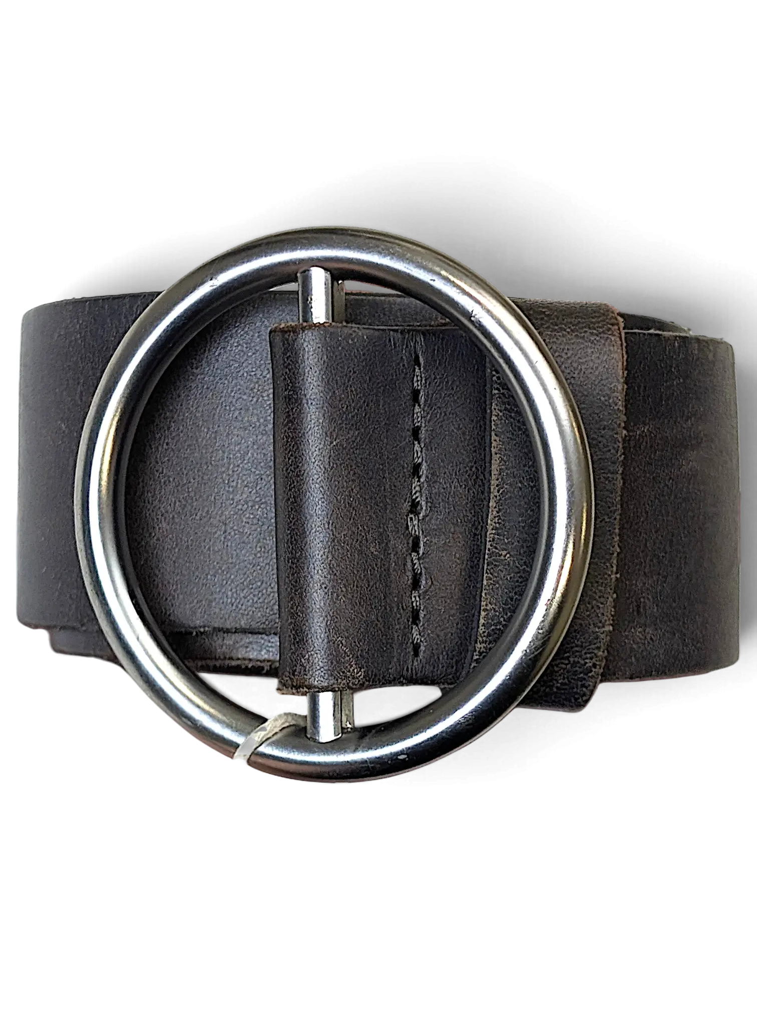 JAKE & IPI Marc O'Polo dark brown leather belt featuring a large circular silver metal buckle held in a hand.