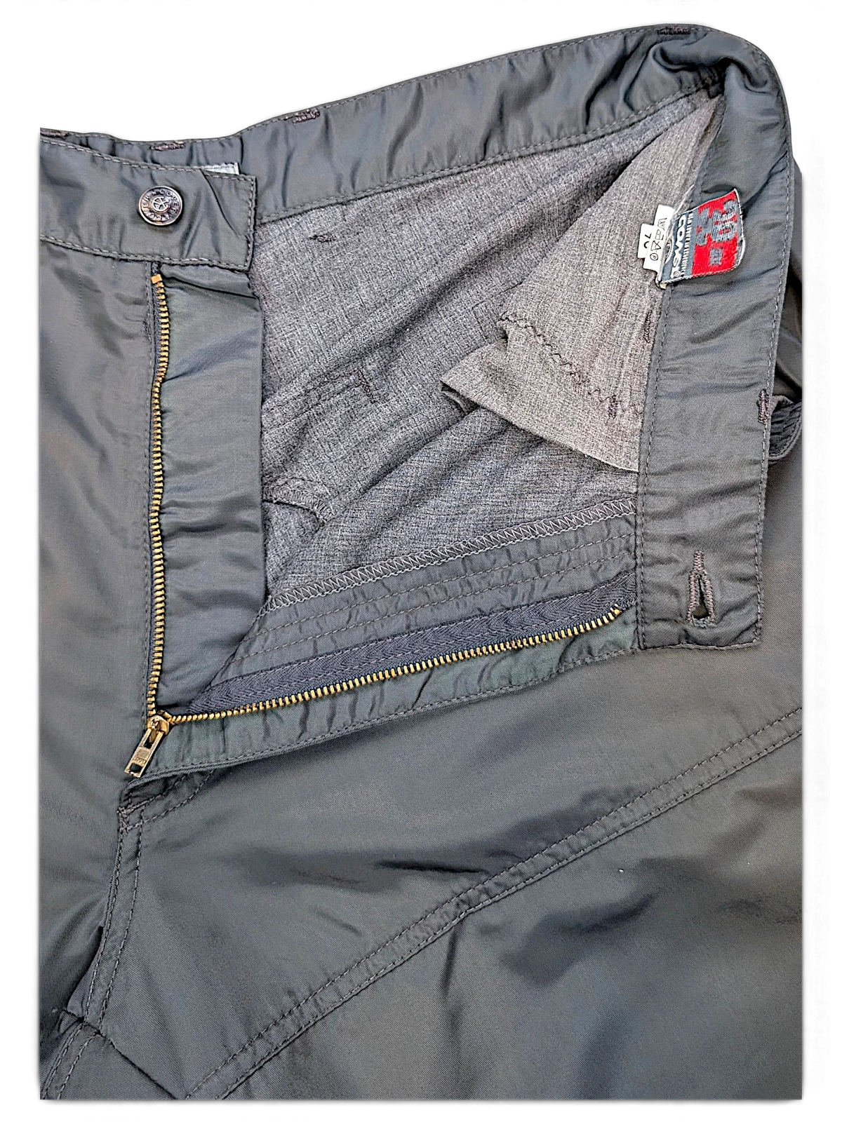 JAKE & IPI Cower dark green cargo pants featuring a metal zipper fly, button closure, and interior brand label.