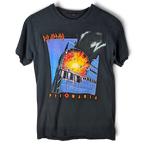 Musta JAKE & IPI Def Leppard Pyromania -bändipaita, jossa on värikäs grafiikka ja lyhyet hihat.