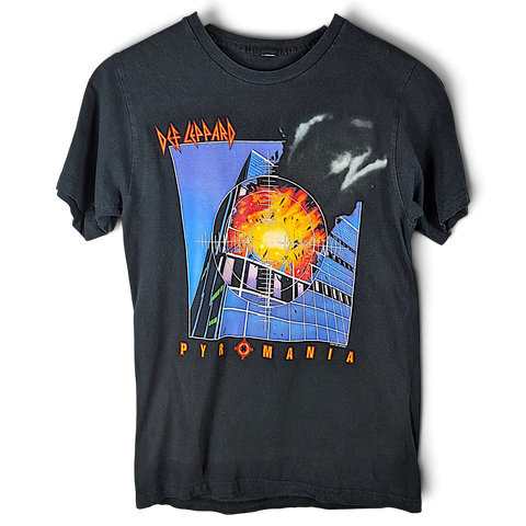 Musta JAKE & IPI Def Leppard Pyromania -bändipaita, jossa on värikäs grafiikka ja lyhyet hihat.