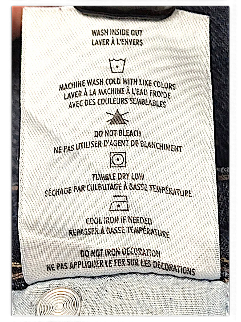 JAKE & IPI Denver Hayes jeans care instruction label with washing symbols and bilingual text on dark denim fabric