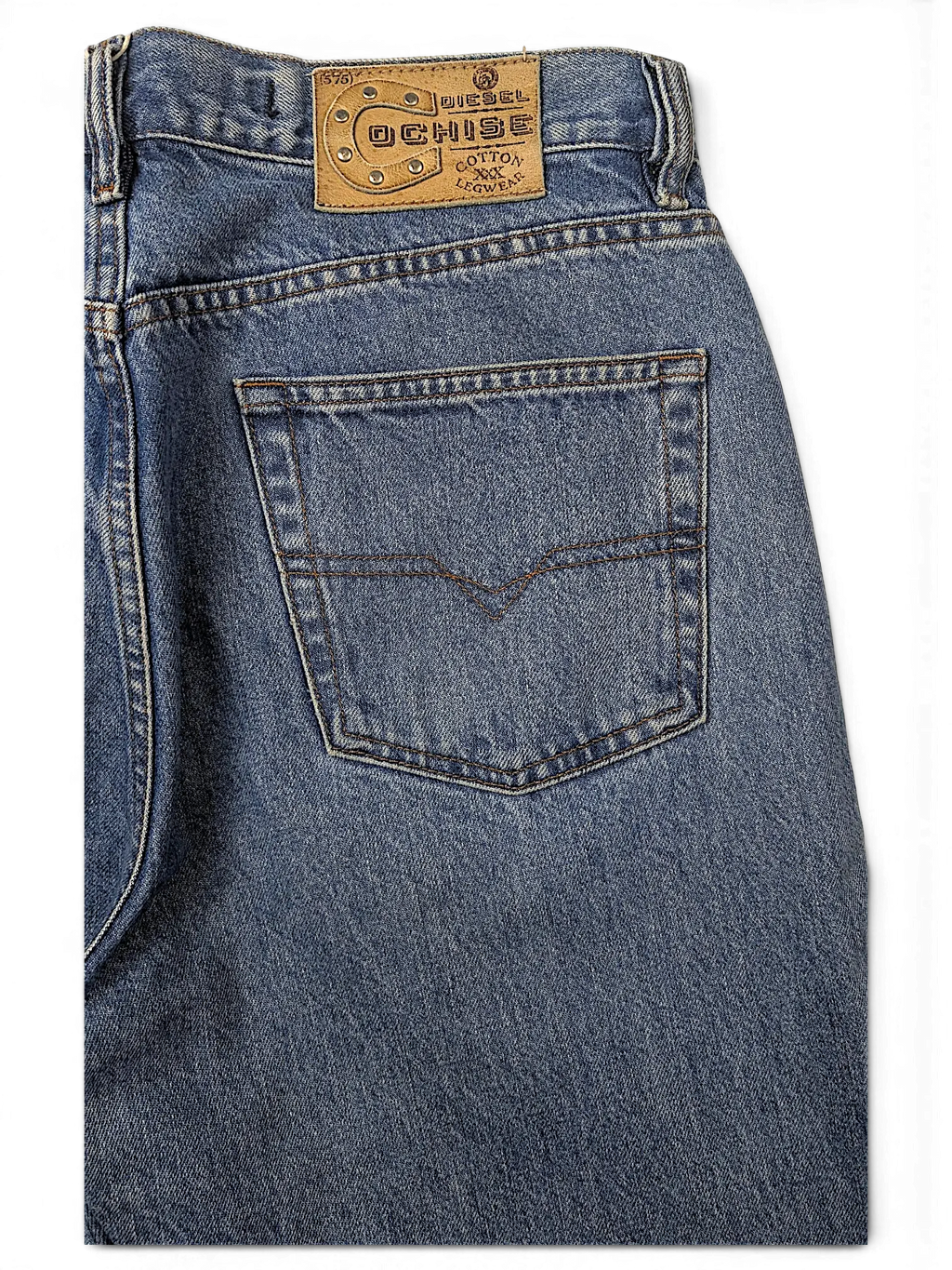 JAKE & IPI Diesel basic blue denim jeans featuring a classic five-pocket design and a branded leather back patch.