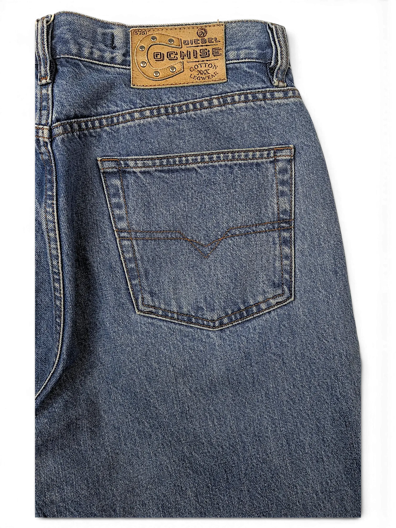 JAKE & IPI Diesel basic blue denim jeans featuring a classic five-pocket design and a branded leather back patch.
