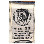JAKE & IPI Diesel -farkkujen sisäpuolen hoitolappu, koko 33 ja Made in Italy -teksti valkoisella kankaalla
