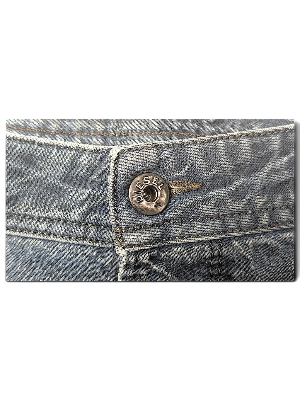 JAKE & IPI Diesel Krayer W32 blue denim jeans featuring a branded metal button closure and classic stitching detail.