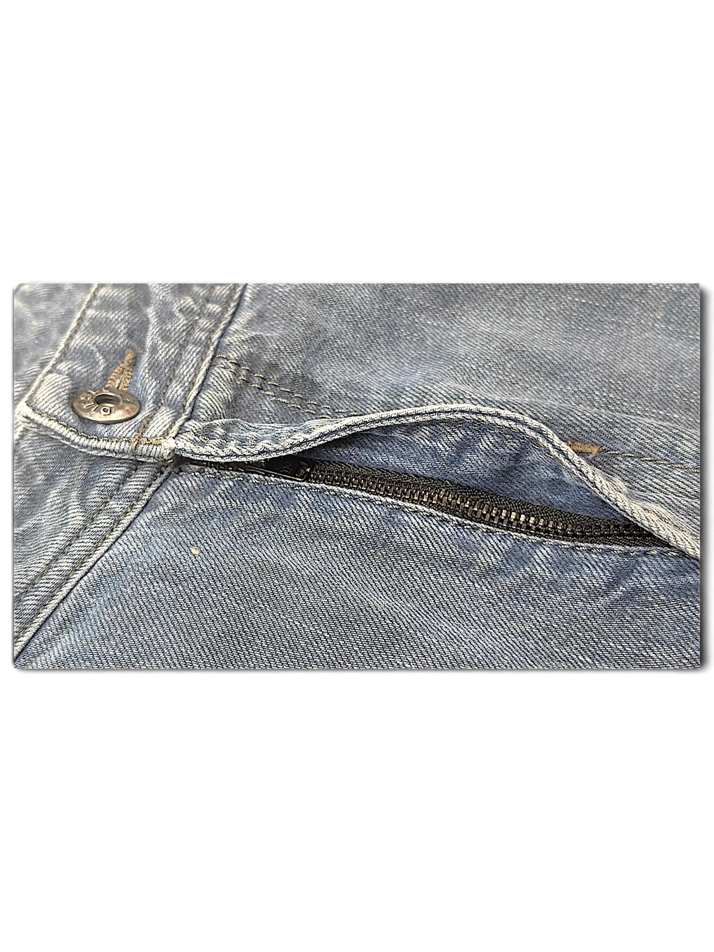 JAKE & IPI Diesel Krayer W32 blue denim jeans featuring a close-up of the zippered pocket and metal rivet detail.