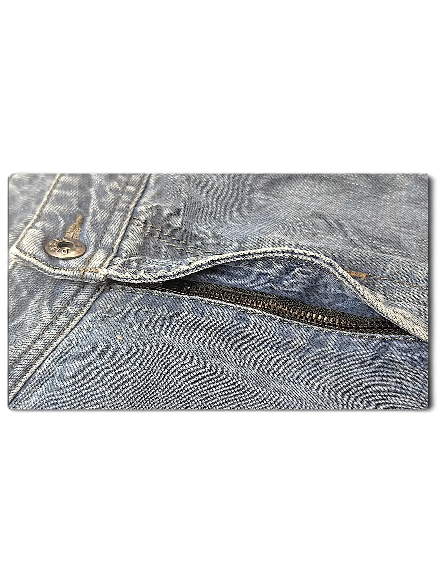 JAKE & IPI Diesel Krayer W32 blue denim jeans featuring a close-up of the zippered pocket and metal rivet detail.