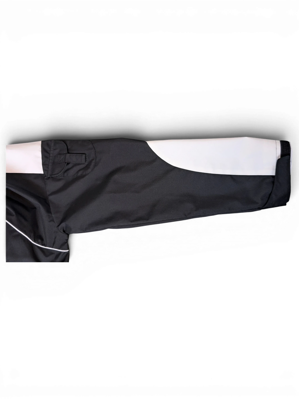 JAKE & IPI IBE Elenyor jacket sleeve featuring black and white color-blocked design with reflective piping detail.