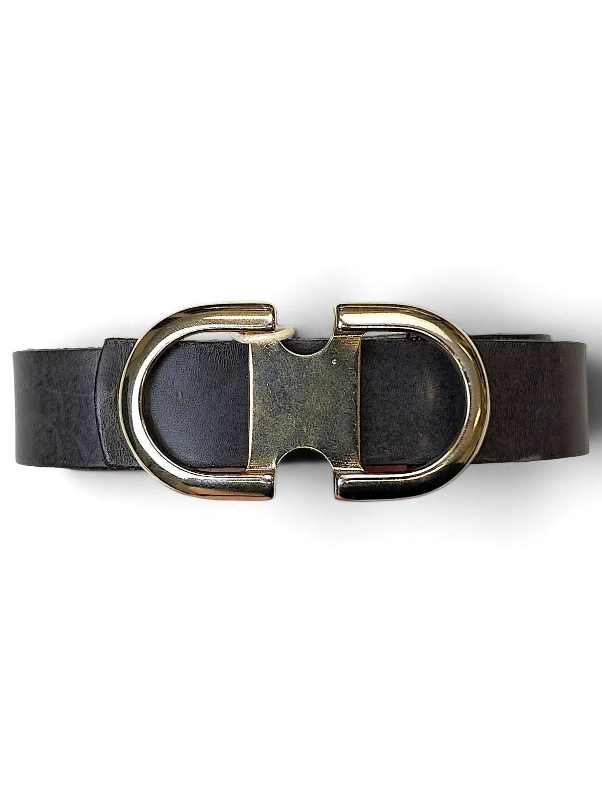 JAKE & IPI Joss grey leather belt featuring a polished gold-tone metal buckle held by a hand.