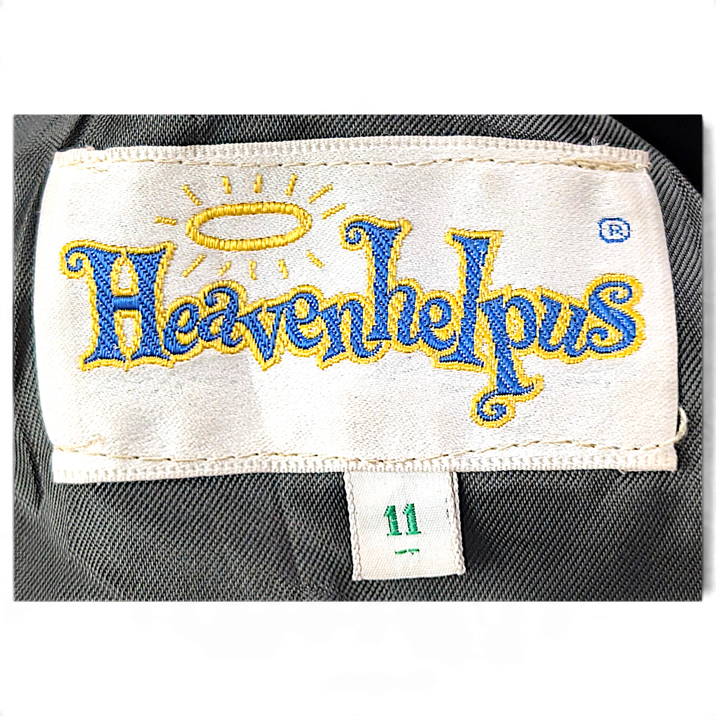 JAKE & IPI Heaven Help Us -merkin vaatteen sisäpuolella oleva valkoinen tuotemerkki ja kokolappu 11