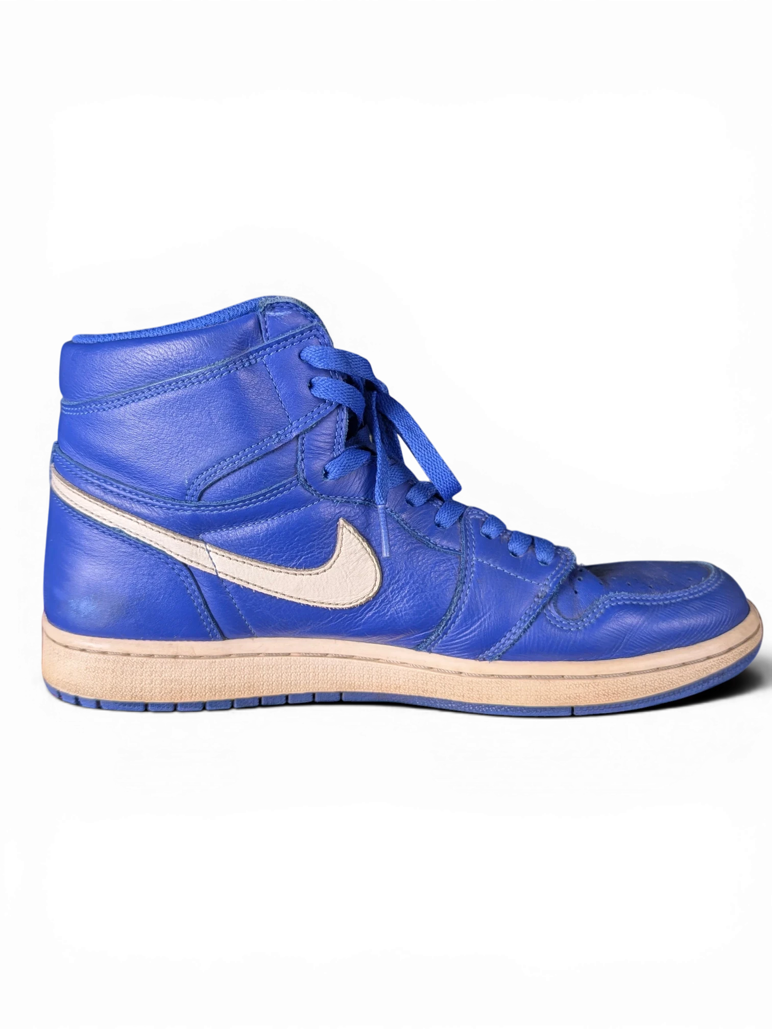 JAKE & IPI Air Jordan 1 Retro High sneakers in hyper royal blue leather with a white swoosh and worn-in finish.