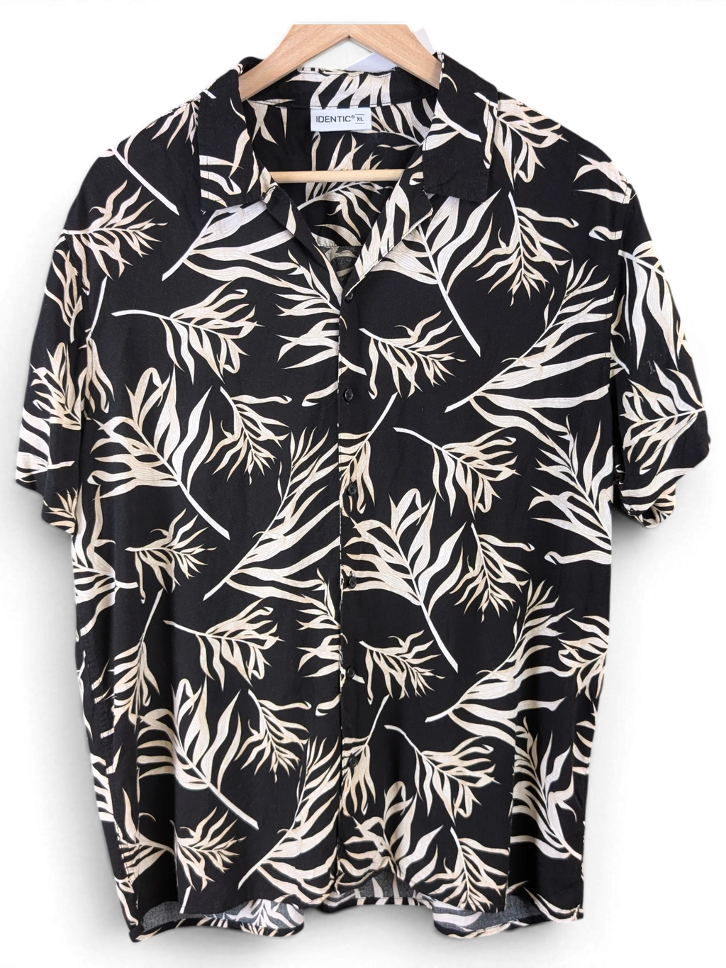 JAKE & IPI Identic Hawaiian shirt in black with a white tropical leaf print, featuring a classic collar and buttons.