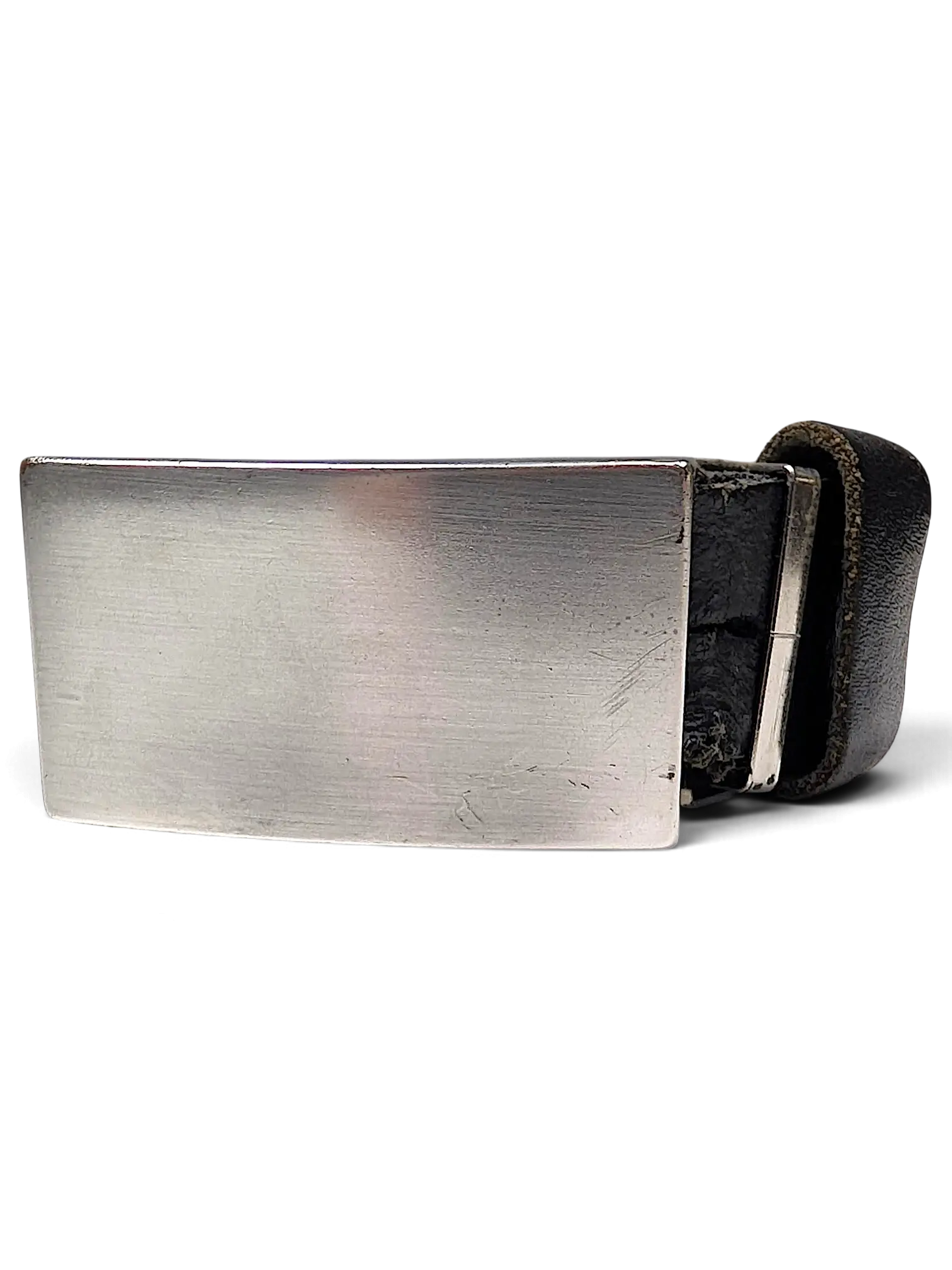 JAKE & IPI Jeans Fritz black leather belt featuring a large rectangular brushed metal buckle on a white surface