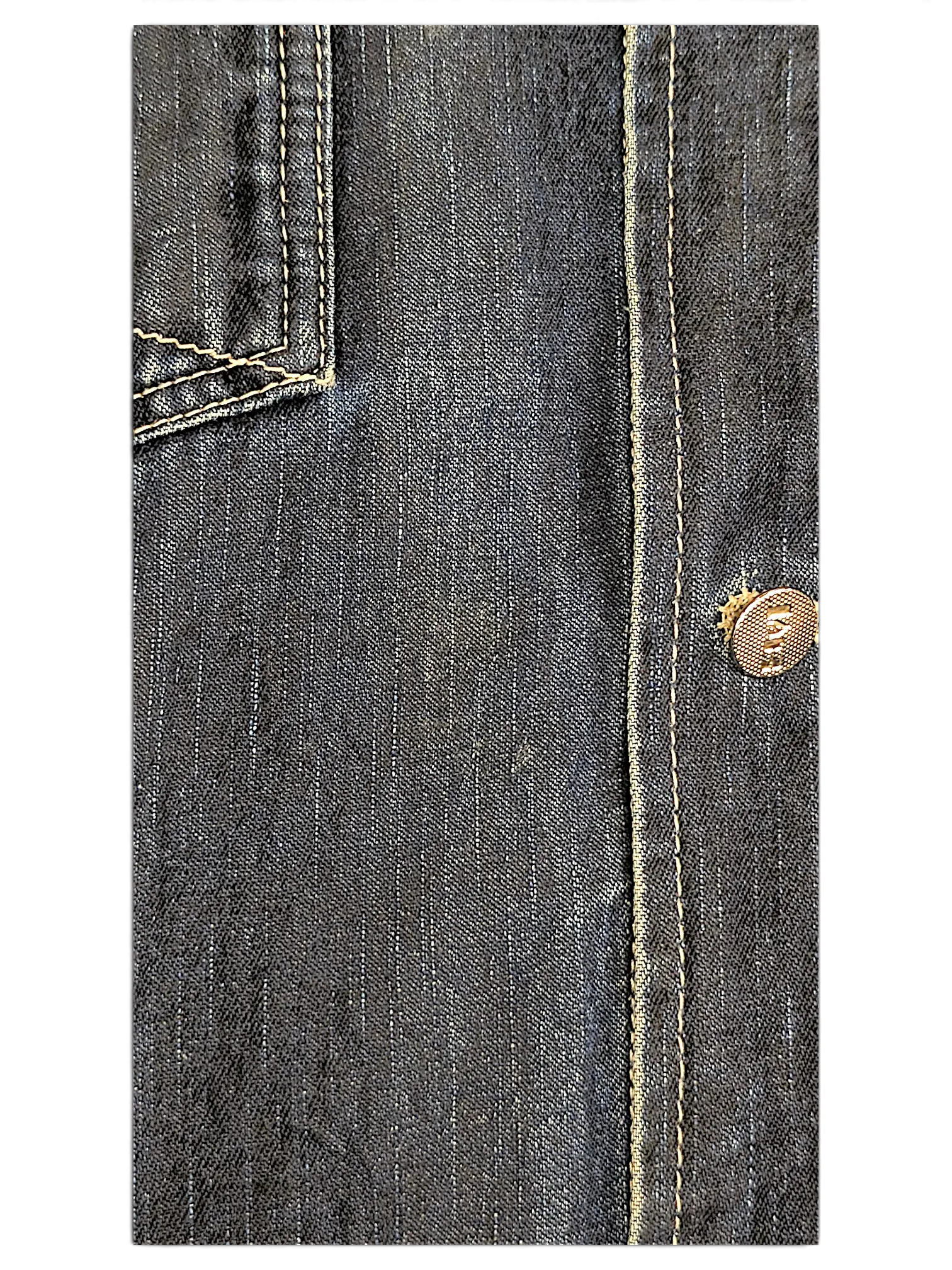 Close-up of a JAKE & IPI Johnny Blaze dark blue denim jacket featuring contrast stitching and a metallic button.