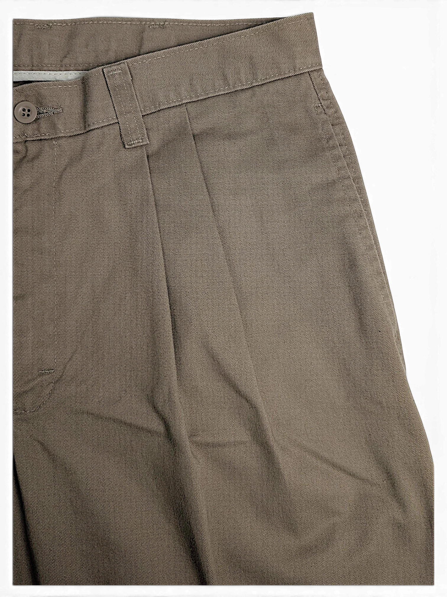 JAKE & IPI pre-owned Lee Performance Khakis in beige with a double-pleat front and button closure.