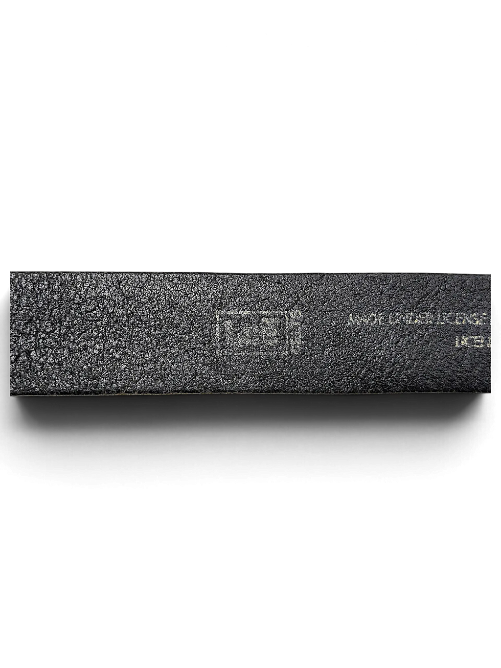 JAKE & IPI Lee black leather belt featuring a textured finish and embossed brand logo detail.