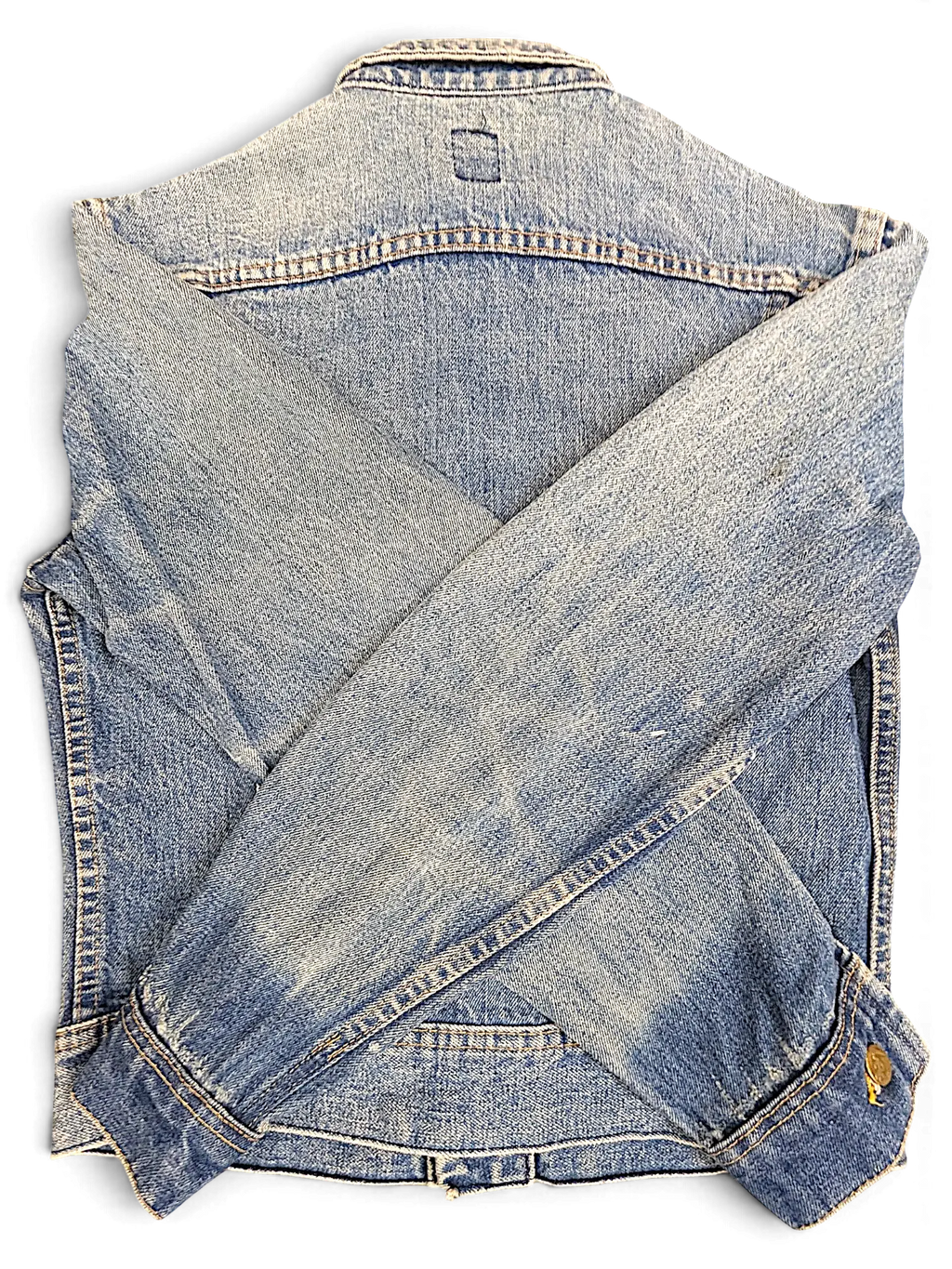 Back view of a vintage blue LEE denim jacket from JAKE & IPI with crossed sleeves on a green background