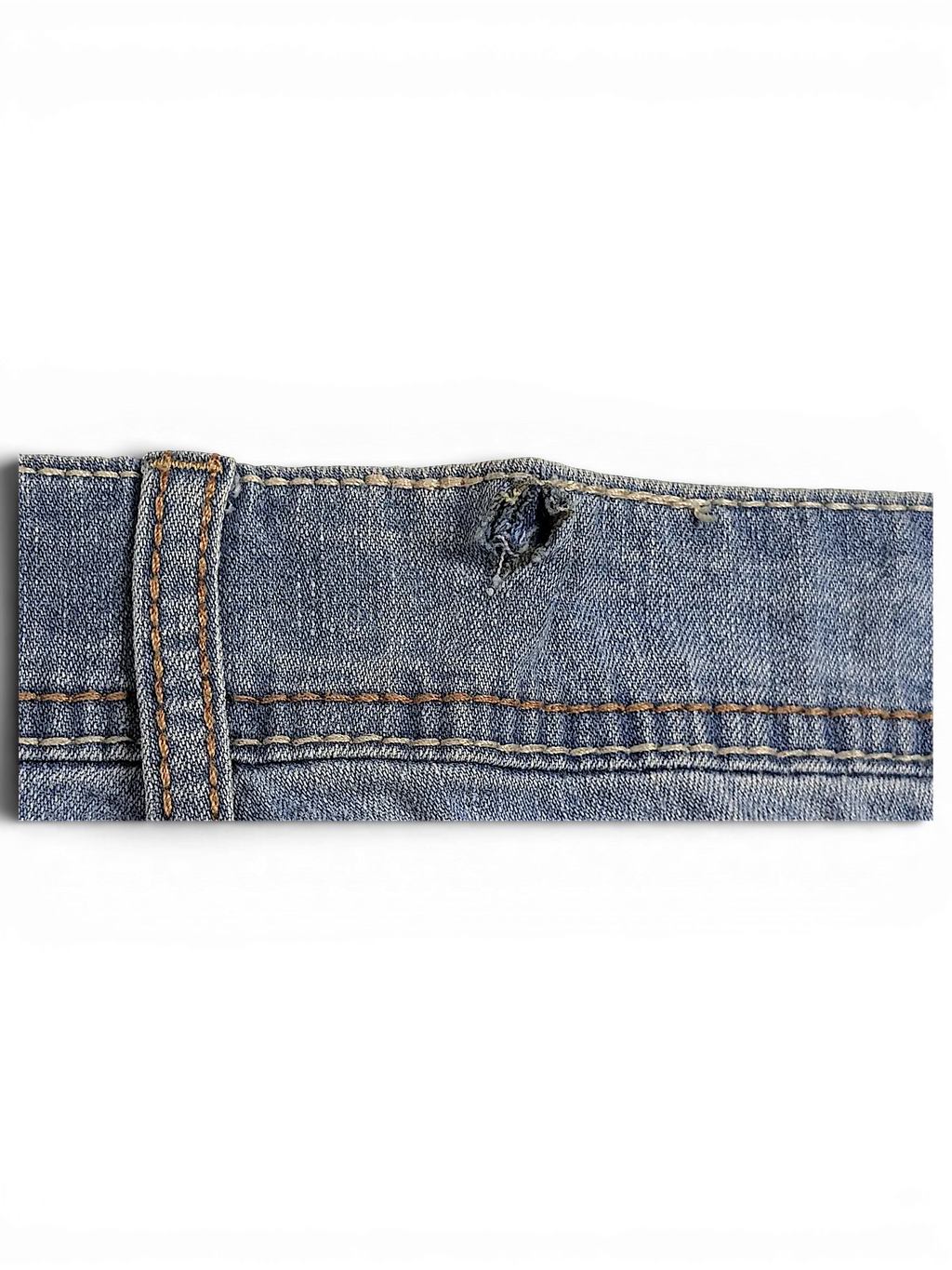 JAKE & IPI l.e.i. Taylor lowrise skinny jeans in blue denim with a small fabric tear on the waistband